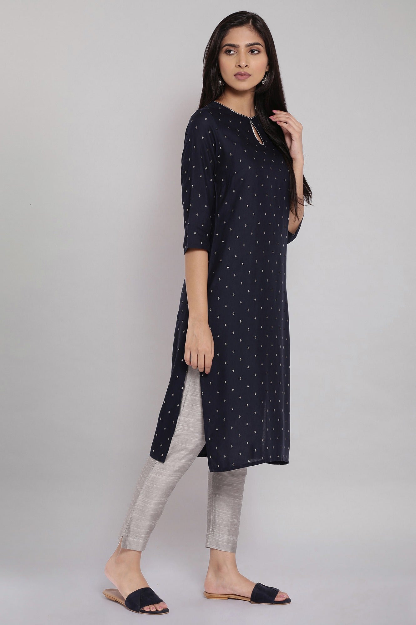 https://cdn.shopify.com/s/files/1/0722/3148/5636/files/21SFW16145-112456_4.jpg?v=1760486571