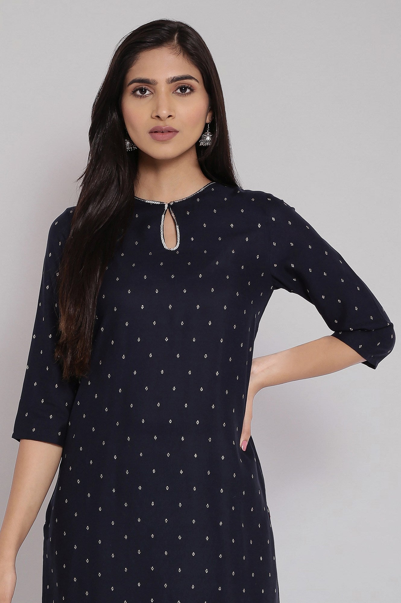 https://cdn.shopify.com/s/files/1/0722/3148/5636/files/21SFW16145-112456_6.jpg?v=1760486571