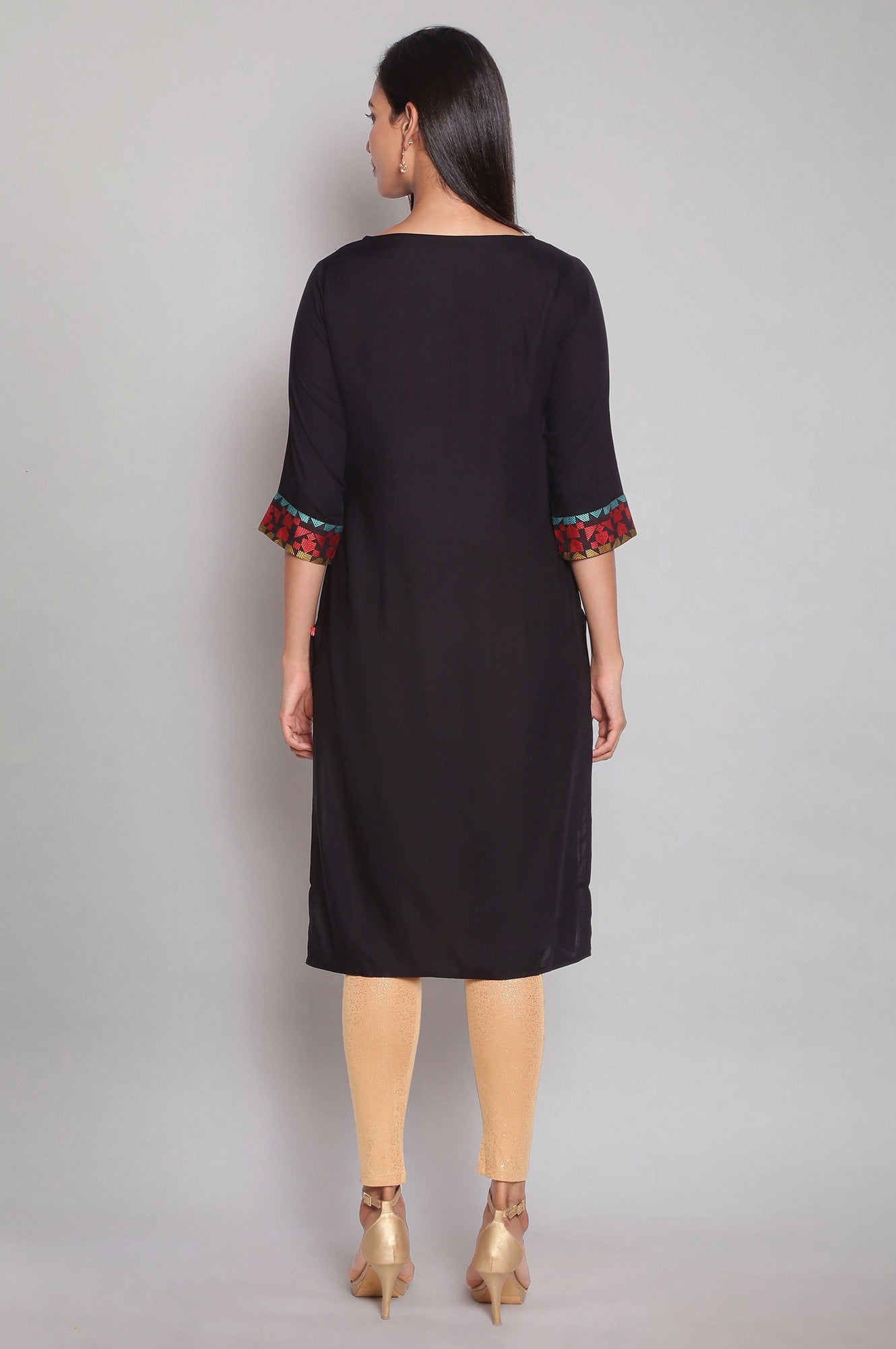 https://cdn.shopify.com/s/files/1/0722/3148/5636/files/21SFW16365-72069_2_d441f2b8-2873-41ec-adf5-14d61a8bdb4e.jpg?v=1760479837