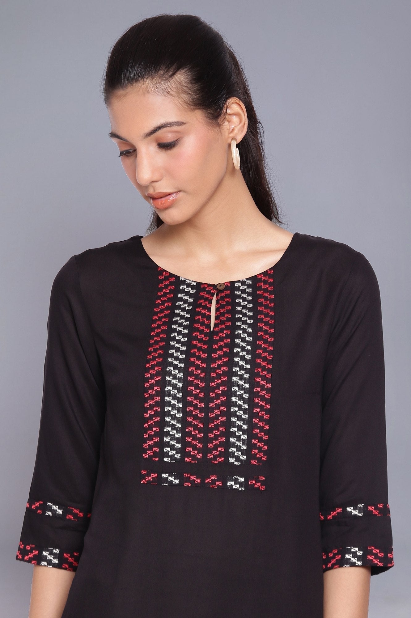 https://cdn.shopify.com/s/files/1/0722/3148/5636/files/21SFW16376-72528_6_e8a83c64-067b-4c3c-9af8-7e3dc5b72884.jpg?v=1760479853