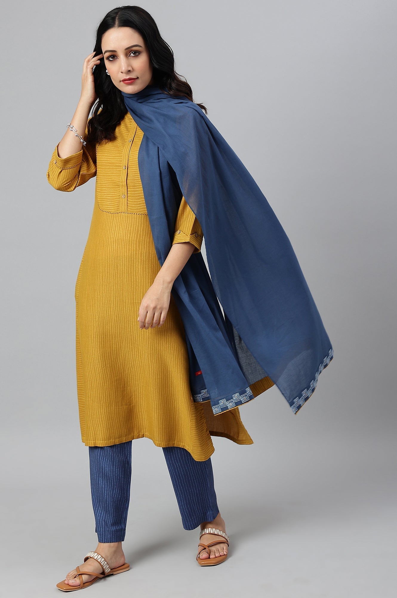 https://cdn.shopify.com/s/files/1/0722/3148/5636/files/22AUW17707-118168_6_b525eb6c-e363-4c9f-affd-2b67f984e599.jpg?v=1760479559