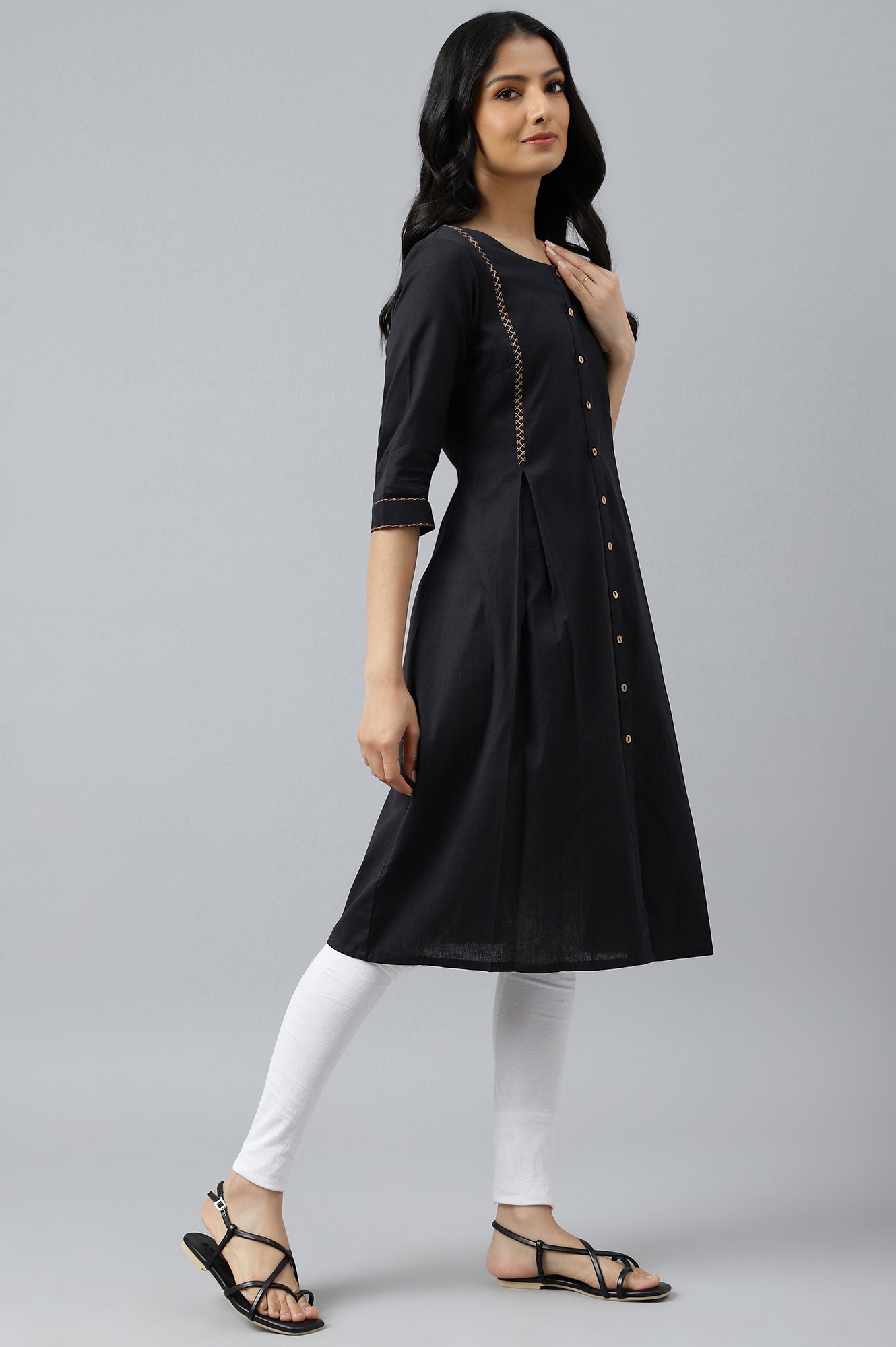 https://cdn.shopify.com/s/files/1/0722/3148/5636/files/22AUW17709-217243_6_49bdb3bb-6e4e-4e24-b0aa-a65857233c49.jpg?v=1760480811