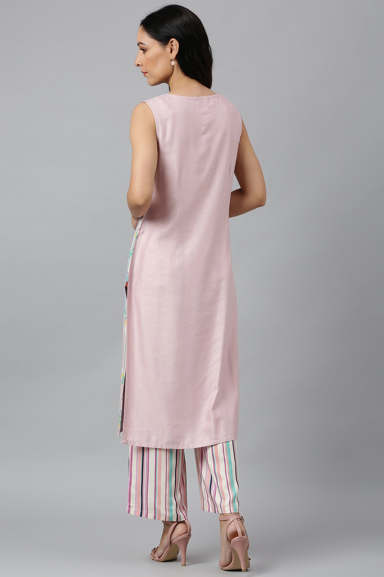 https://cdn.shopify.com/s/files/1/0722/3148/5636/files/22AUW17857-217307_4_90804700-be71-4e71-9f12-3ca4ec8a70b0.jpg?v=1760481249