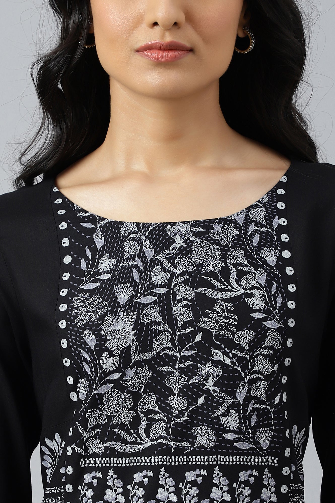 https://cdn.shopify.com/s/files/1/0722/3148/5636/files/22AUW18099-118633_8_521d0440-6673-4e29-b4a0-e488bbbaf6eb.jpg?v=1772276797