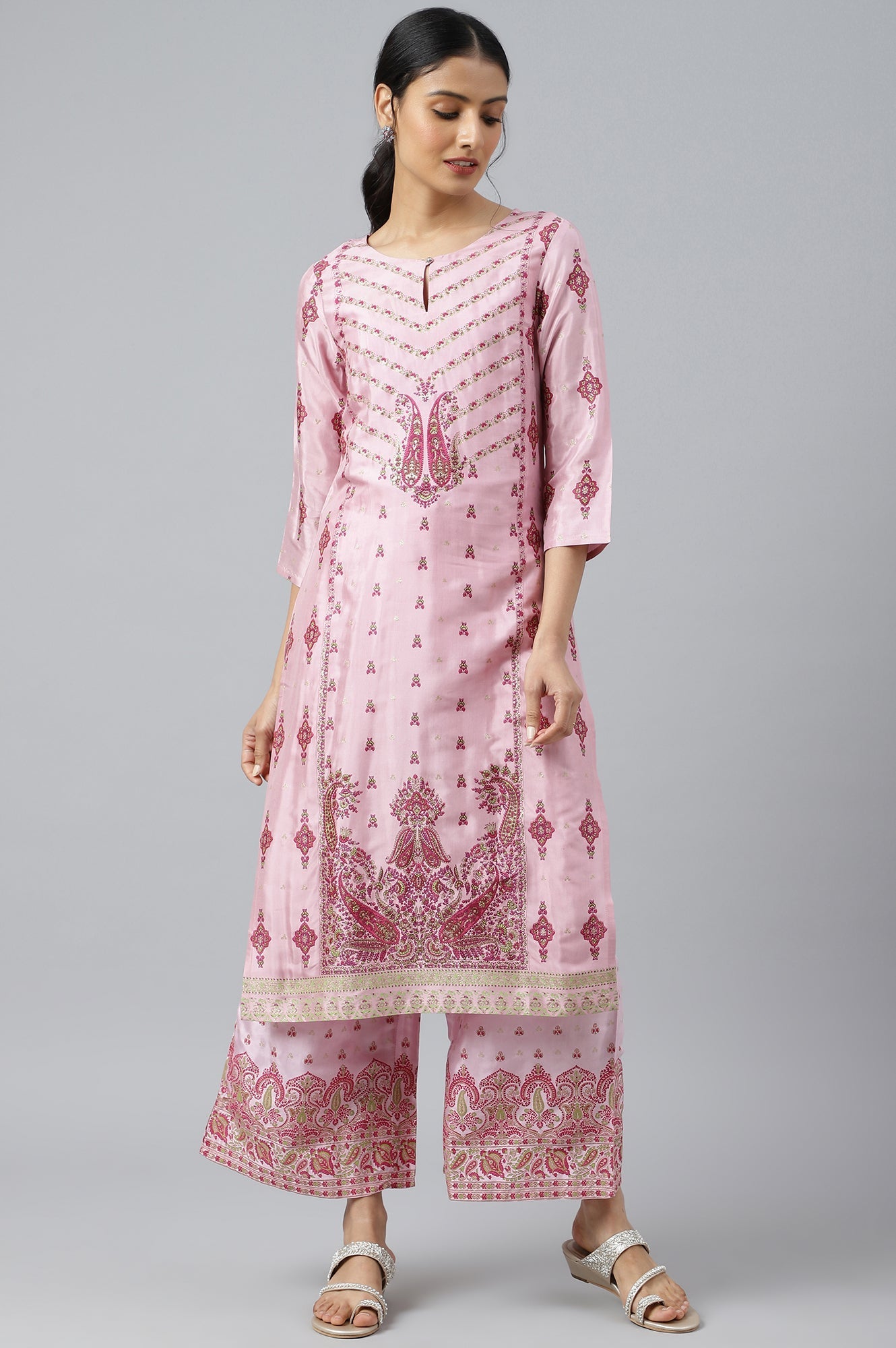 https://cdn.shopify.com/s/files/1/0722/3148/5636/files/22AUW18258-119012_1_3bce154e-e16a-4c19-ad04-054a3e1e6ded.jpg?v=1760604351