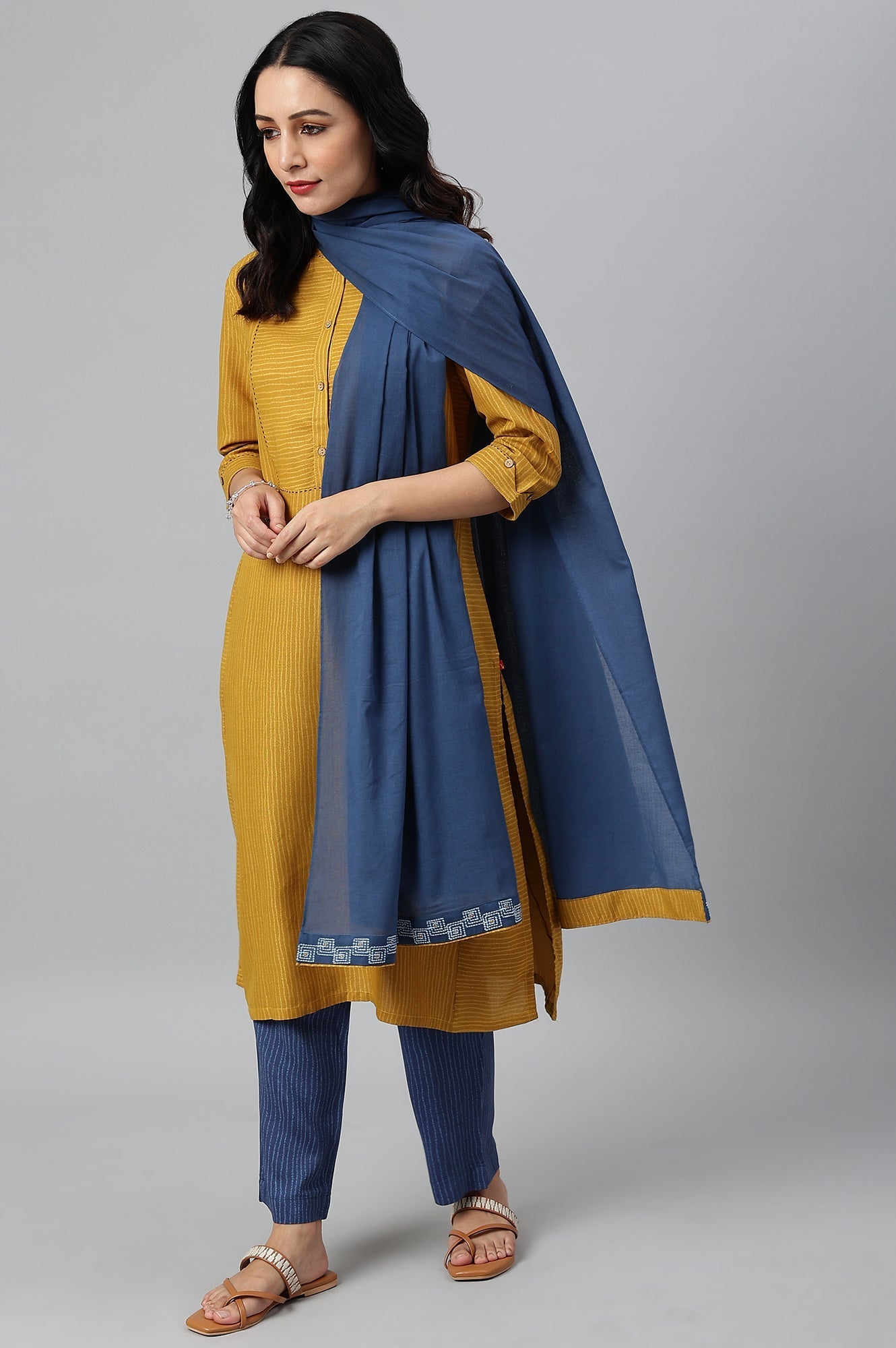 https://cdn.shopify.com/s/files/1/0722/3148/5636/files/22AUW61923-118530_5_2b2ff31c-ddb0-4aa6-8b98-3e6331eb417d.jpg?v=1760481404