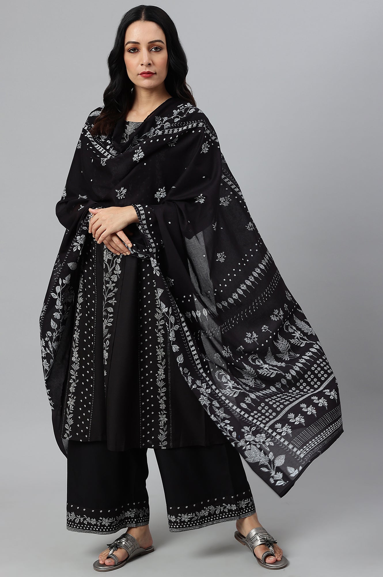 https://cdn.shopify.com/s/files/1/0722/3148/5636/files/22AUW81525-118662_3.jpg?v=1772278051