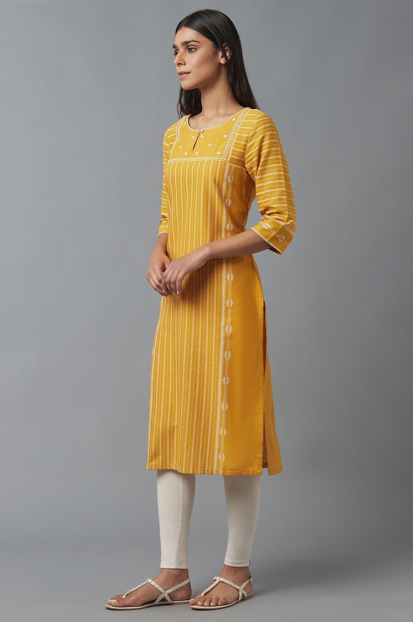 https://cdn.shopify.com/s/files/1/0722/3148/5636/files/22FEW13012-113197_3_a07ceb80-c708-4c40-84e8-a64c8453fa63.jpg?v=1760478948