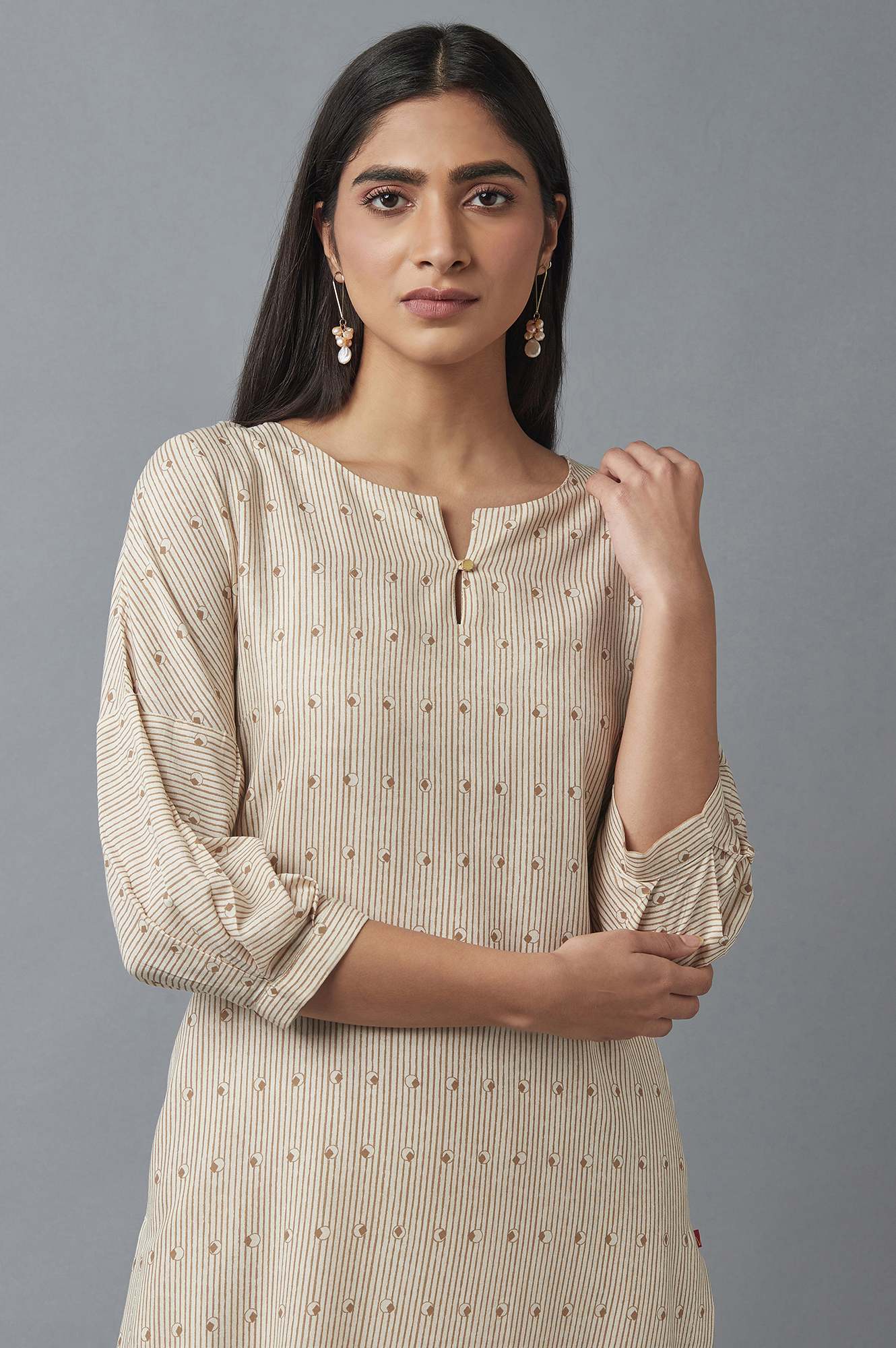 https://cdn.shopify.com/s/files/1/0722/3148/5636/files/22FEW17274-116735_6_e32e1a8b-d2cf-4e71-8db8-41f2a4e31514.jpg?v=1760478508