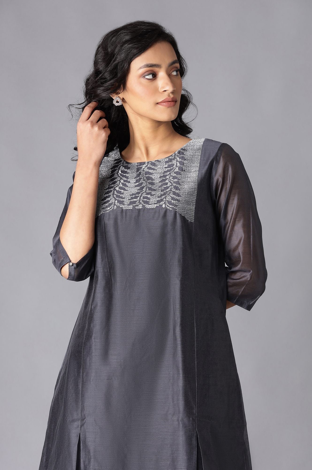 https://cdn.shopify.com/s/files/1/0722/3148/5636/files/22FEW17284-216662_6_5596ad6d-5999-4e4a-b7ba-4becf9b0ae2d.jpg?v=1760482203