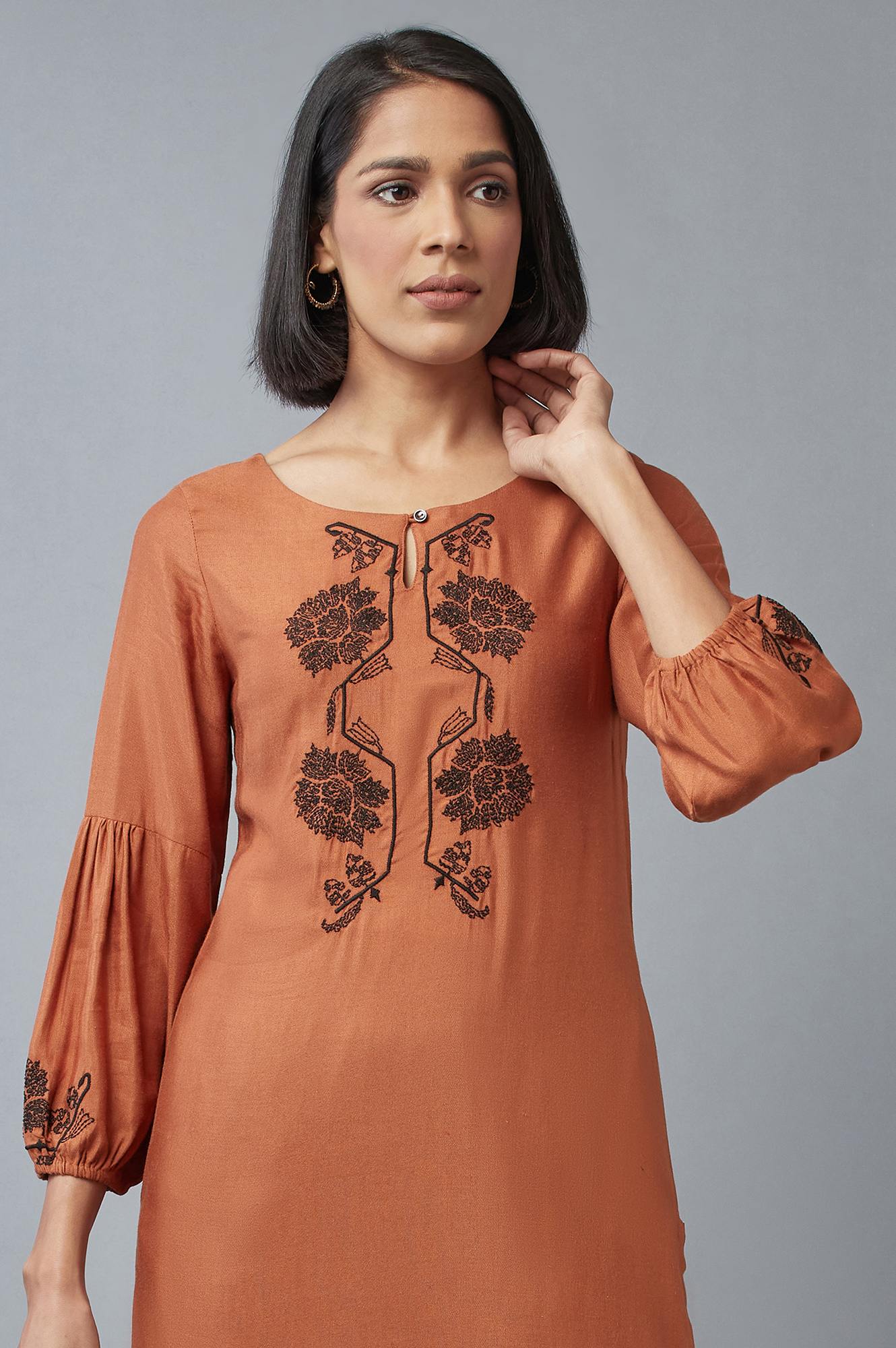 https://cdn.shopify.com/s/files/1/0722/3148/5636/files/22FEW17331-215903_6_4a8e0bff-3f43-431f-a932-6570c8ce035f.jpg?v=1760479278