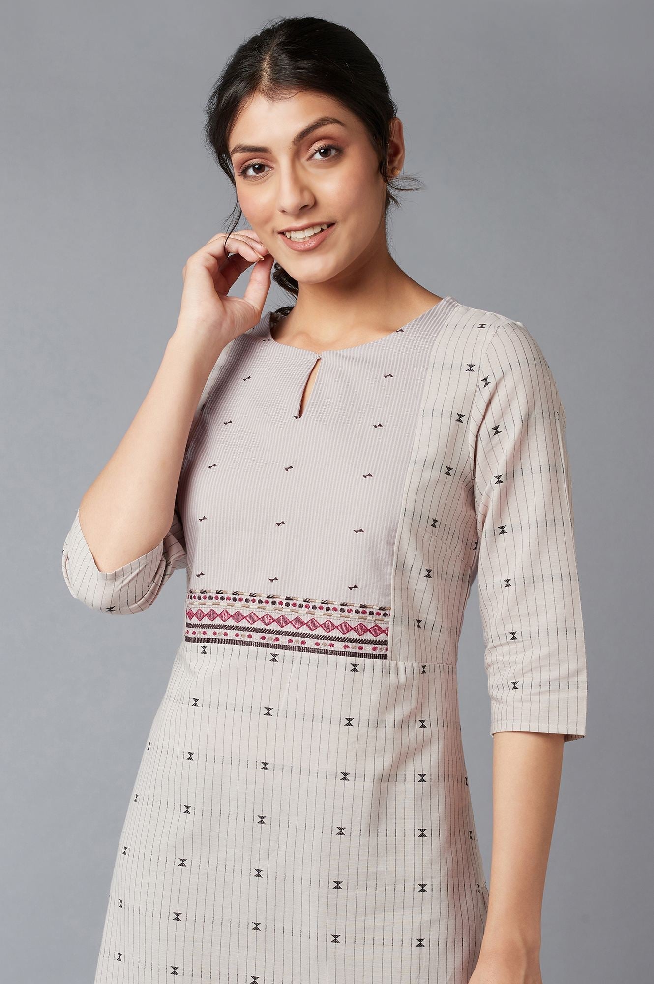https://cdn.shopify.com/s/files/1/0722/3148/5636/files/22FEW17463-312209_6_26f8f153-7ff0-47af-bbc1-a4ccb5b5db2b.jpg?v=1760480157
