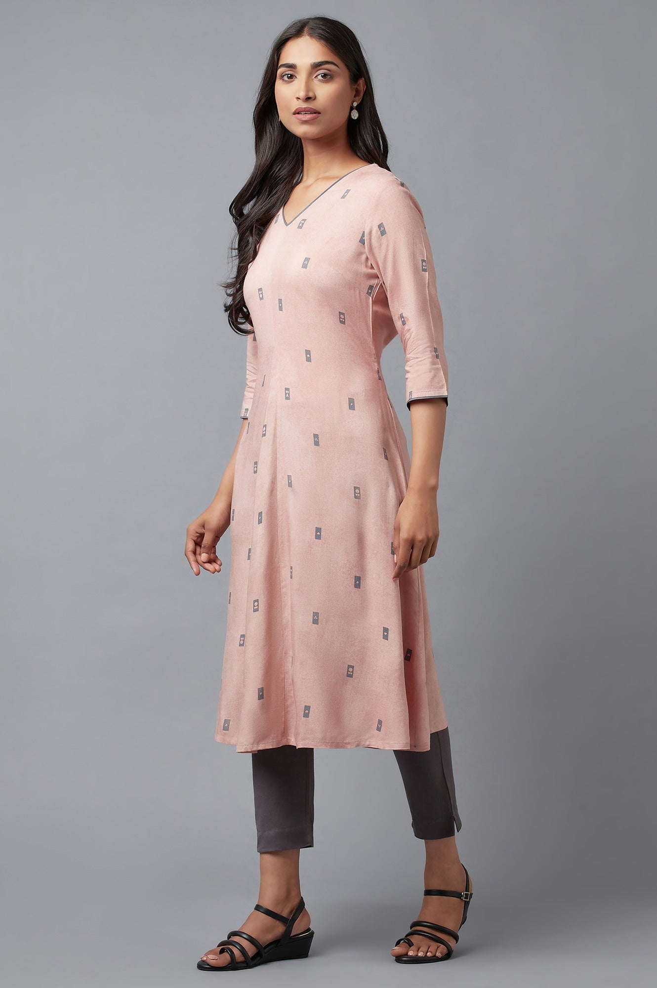 https://cdn.shopify.com/s/files/1/0722/3148/5636/files/22FEW17672-118114_3_899b4aab-cae9-45d9-8a8b-77f34a5551ea.jpg?v=1760479499