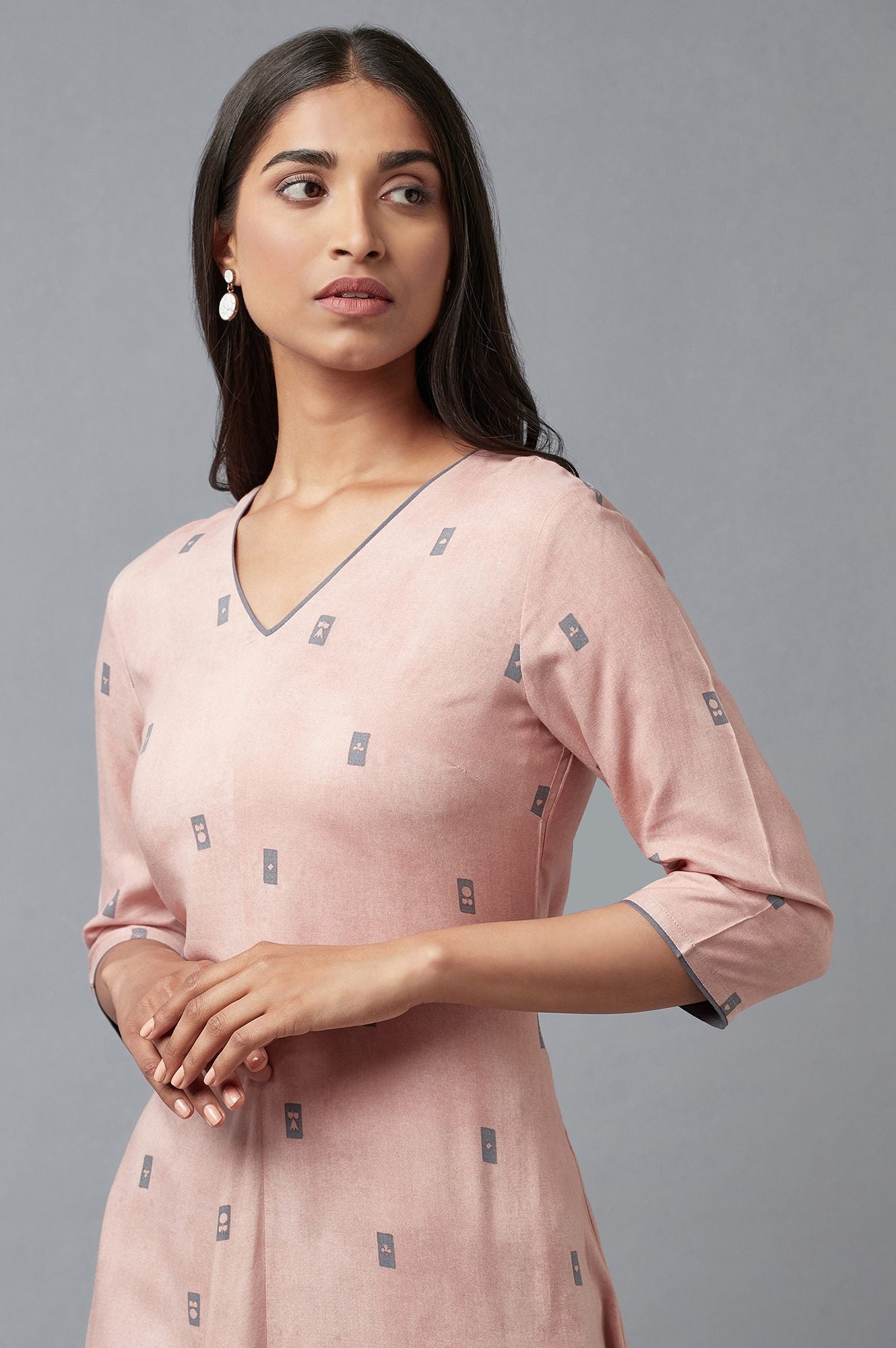 https://cdn.shopify.com/s/files/1/0722/3148/5636/files/22FEW17672-118114_6_dc80e365-26fb-43eb-b71e-507ec7bc457a.jpg?v=1760479499