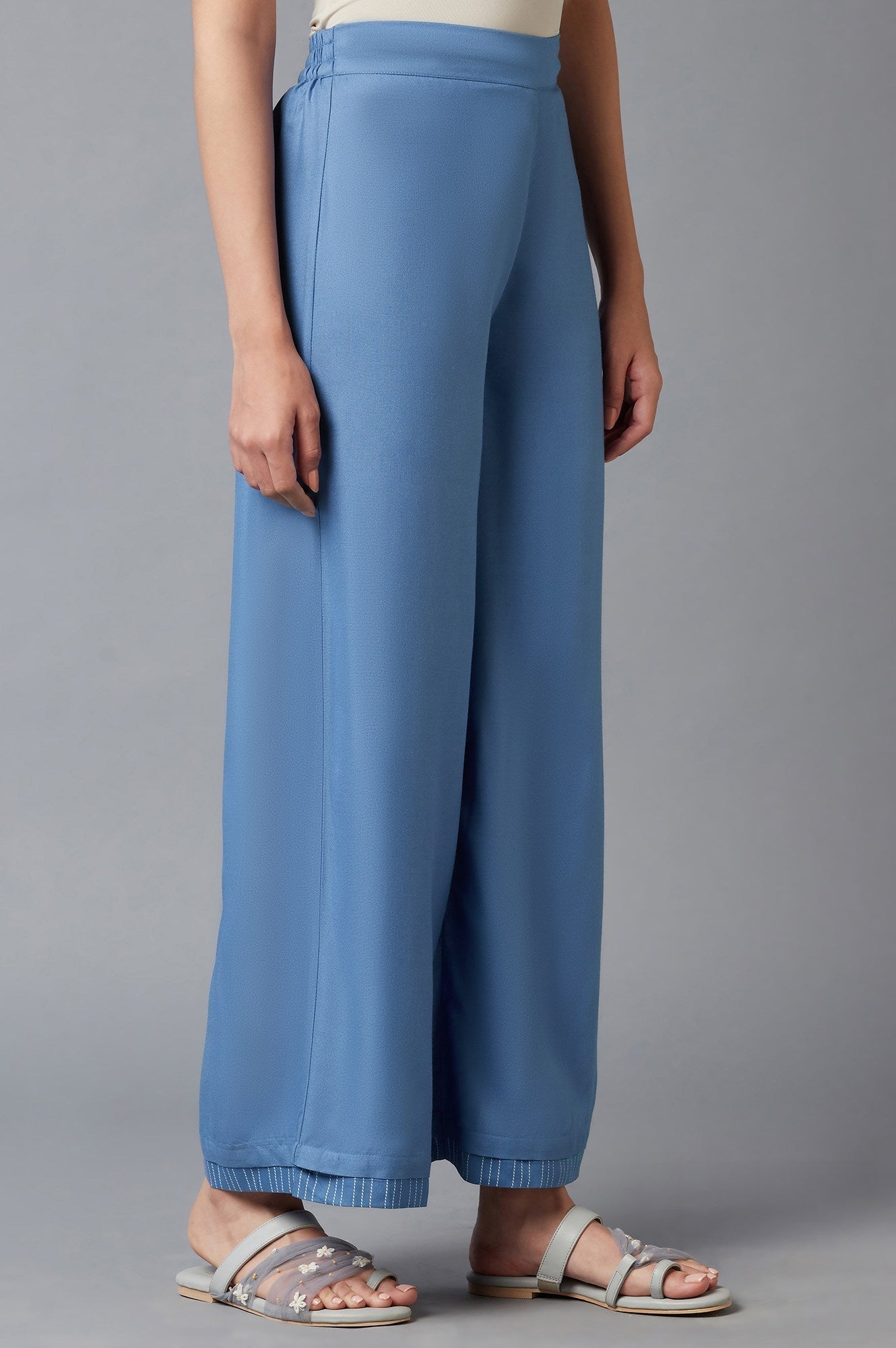 https://cdn.shopify.com/s/files/1/0722/3148/5636/files/22FEW61713-216914_4_f76d9bae-7f57-434d-8d10-89da89d9beb1.jpg?v=1760480062