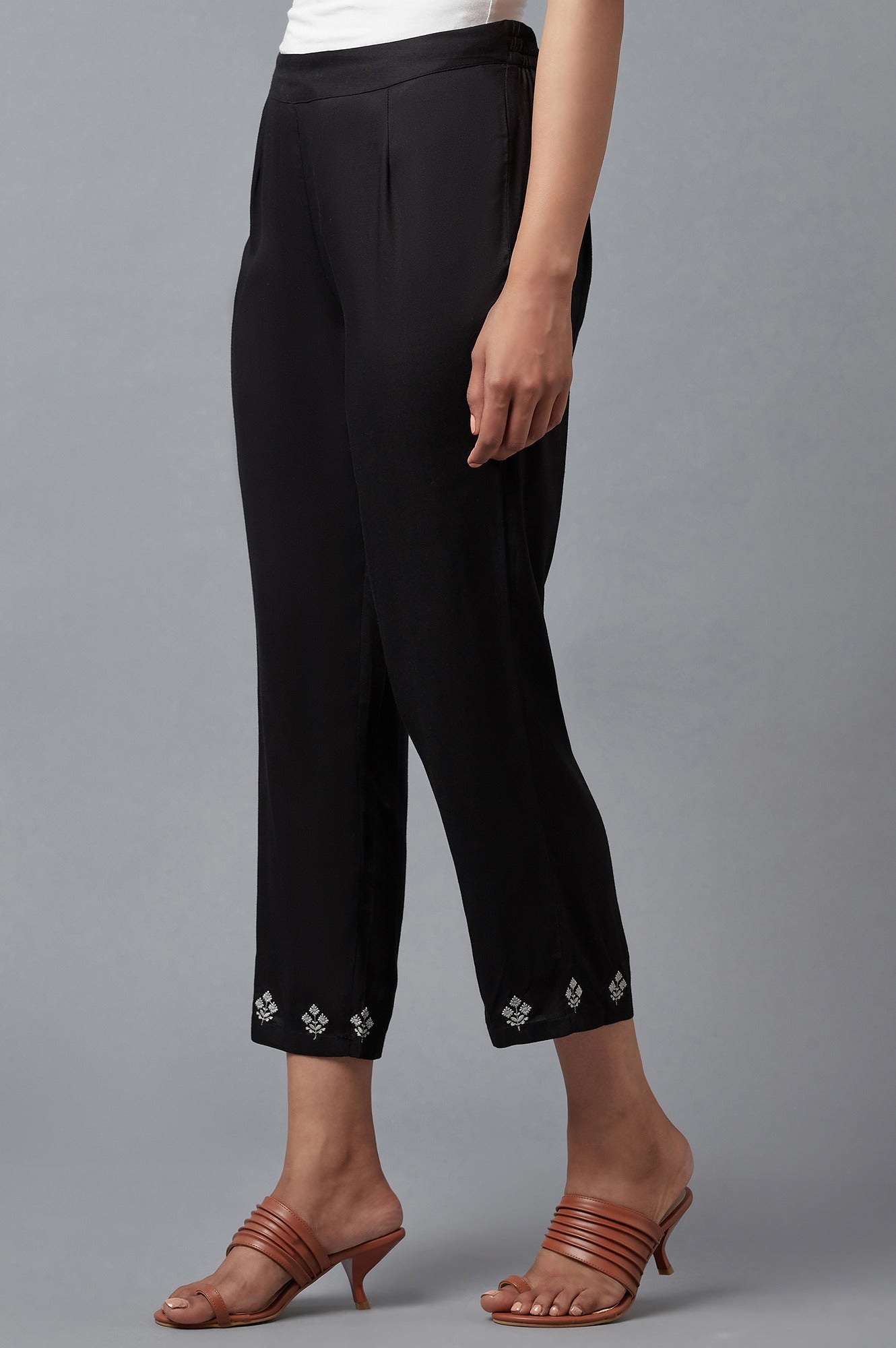 https://cdn.shopify.com/s/files/1/0722/3148/5636/files/22FEW61864-217107_3_f4e4d164-6240-4b76-a17a-9fcab8f69d29.jpg?v=1760480992