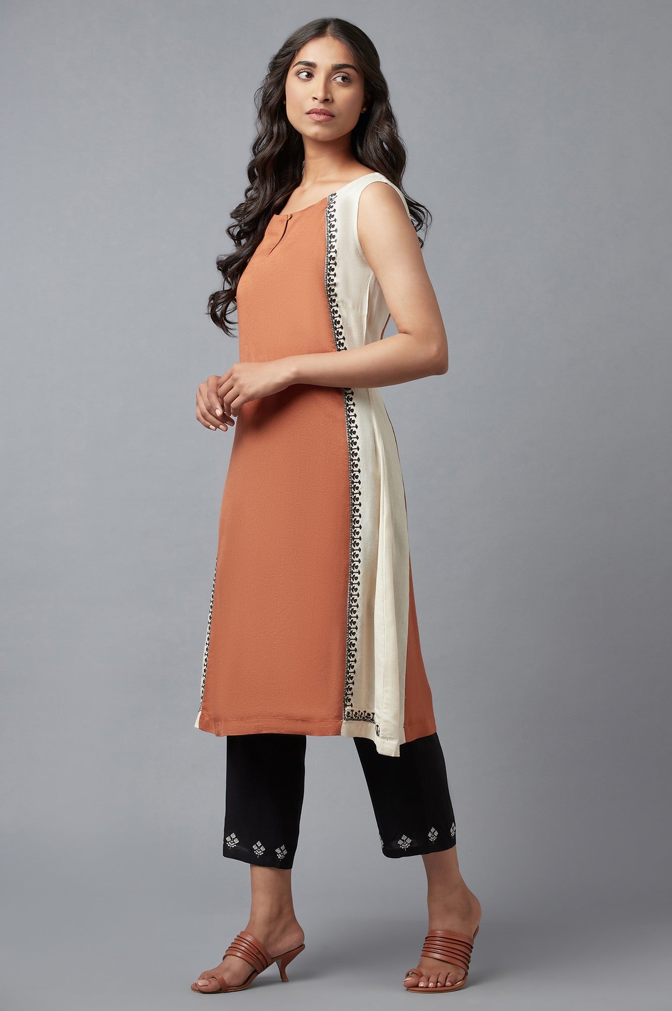 https://cdn.shopify.com/s/files/1/0722/3148/5636/files/22FEW61864-217107_5_4090373d-df10-437f-849d-b9e5b3b32cc2.jpg?v=1760480992