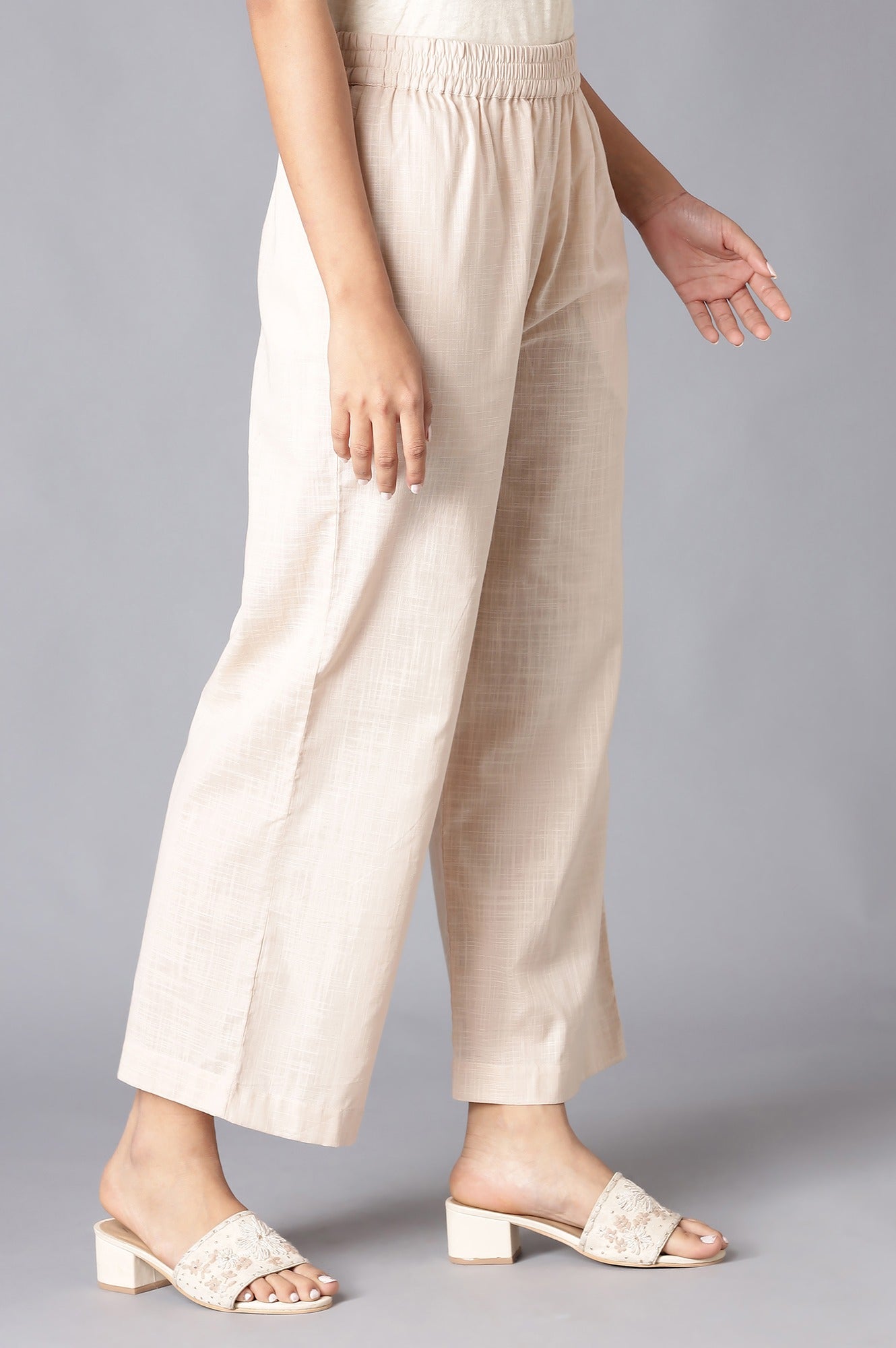 https://cdn.shopify.com/s/files/1/0722/3148/5636/files/22FEW61902-216986_4_42d2a668-7f31-46d7-b4e4-b77568033de4.jpg?v=1760480277