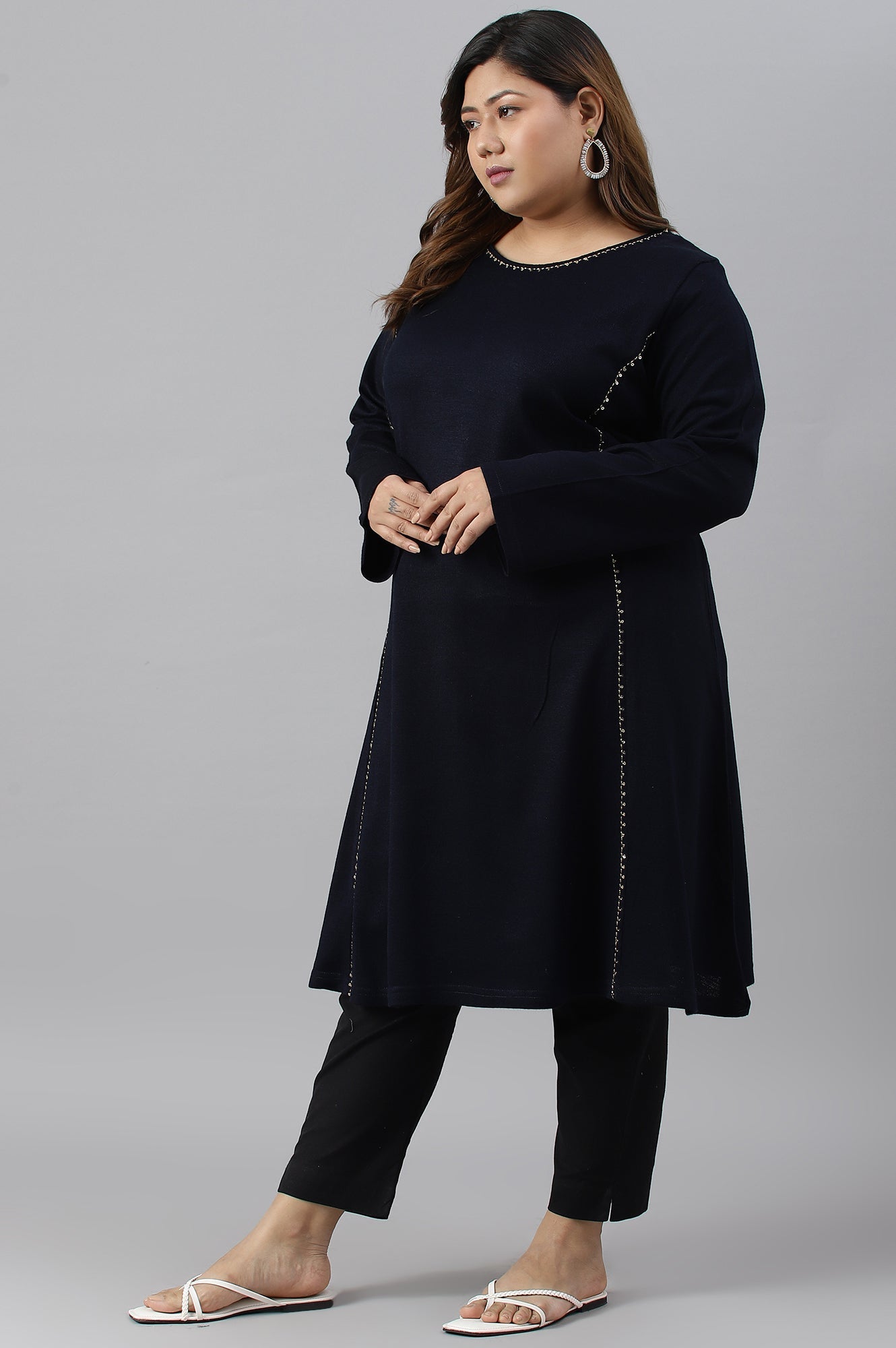https://cdn.shopify.com/s/files/1/0722/3148/5636/files/22NOW18369G-217479_4.jpg?v=1760459387