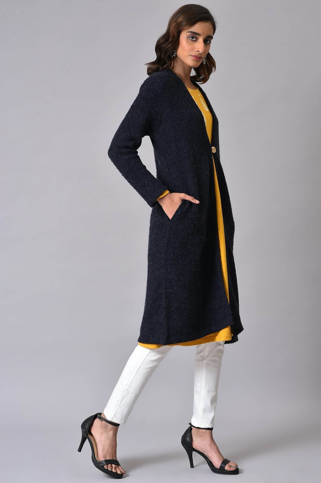https://cdn.shopify.com/s/files/1/0722/3148/5636/files/22NOW40134-219564_4_3ec03795-951e-4dde-8a0e-1a0d40ab54e0.jpg?v=1760599492