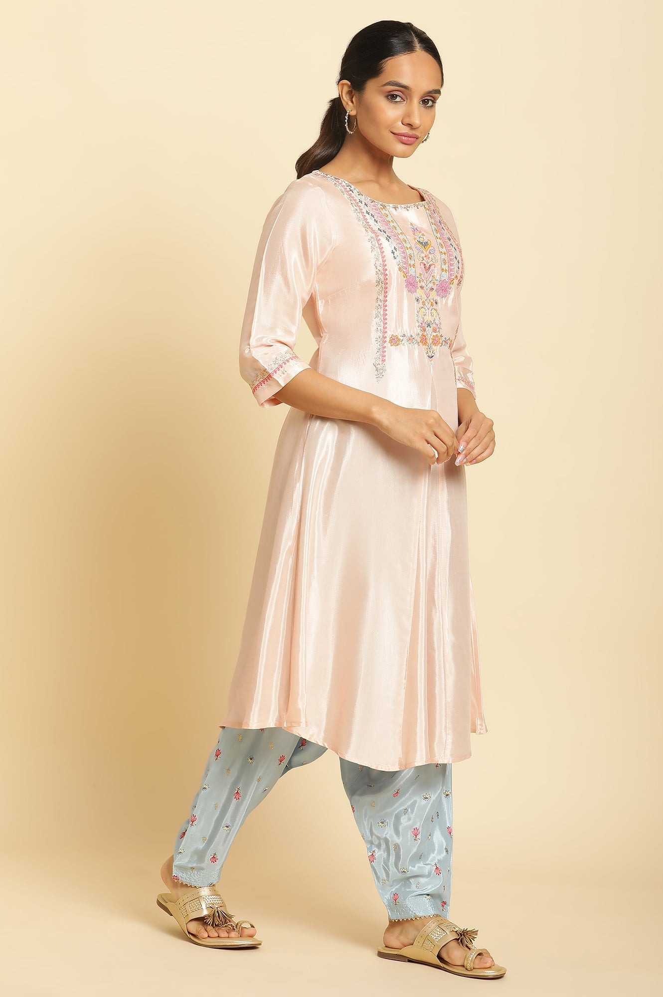 https://cdn.shopify.com/s/files/1/0722/3148/5636/files/23AUW19242-219277_4_de6d8dae-6d3e-4ec1-9aa7-3fd4bbd5efdc.jpg?v=1760476342