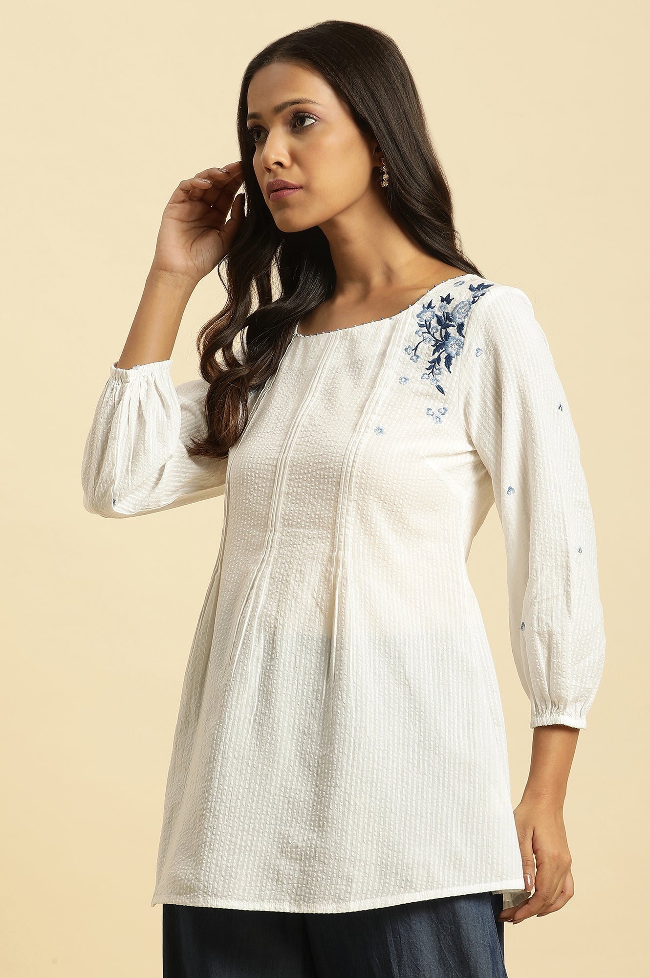 https://cdn.shopify.com/s/files/1/0722/3148/5636/files/23AUW30712-221204_2_7ae6f3d8-d9a4-4bce-8b00-b16bbcb2ad59.jpg?v=1760482985