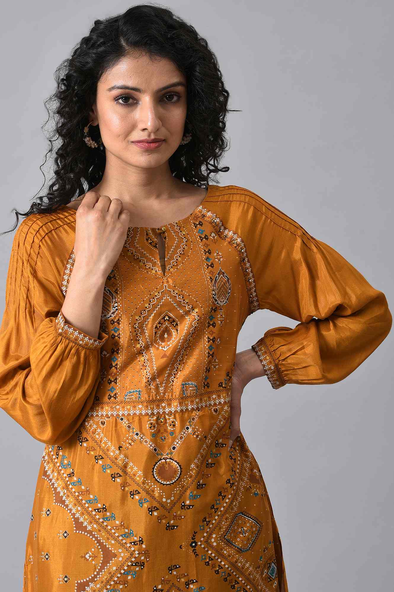 https://cdn.shopify.com/s/files/1/0722/3148/5636/files/23FEW18166-118741_5_9bd9ad00-e96d-469c-a4ca-0aa81b5aceb6.jpg?v=1760470557