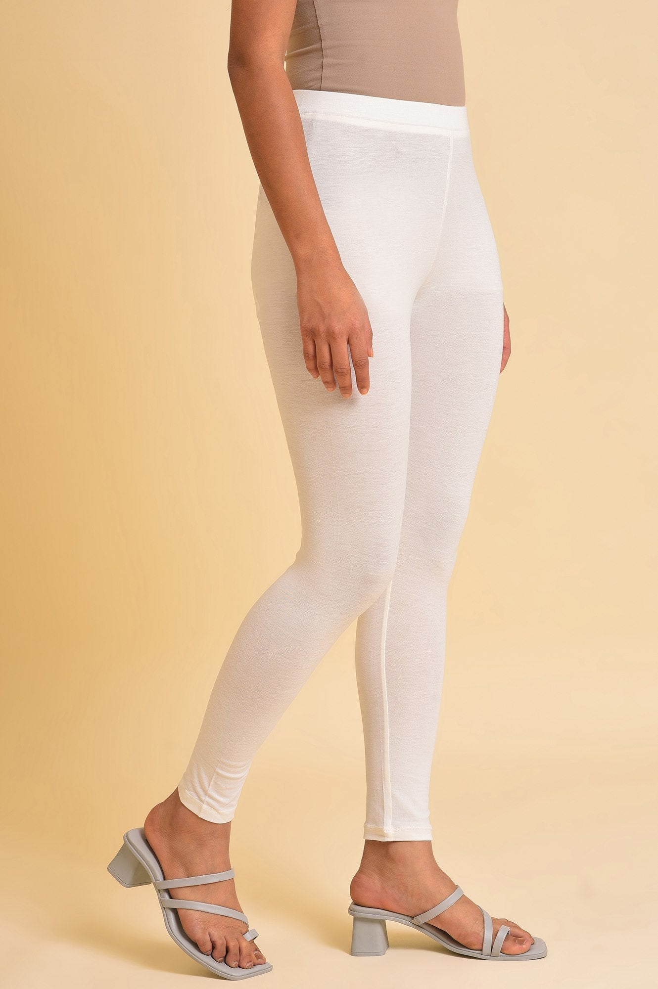 https://cdn.shopify.com/s/files/1/0722/3148/5636/files/23FEW62454-219478_4_01d0f8a6-4969-4e32-a67f-bd489b8f9656.jpg?v=1760600794