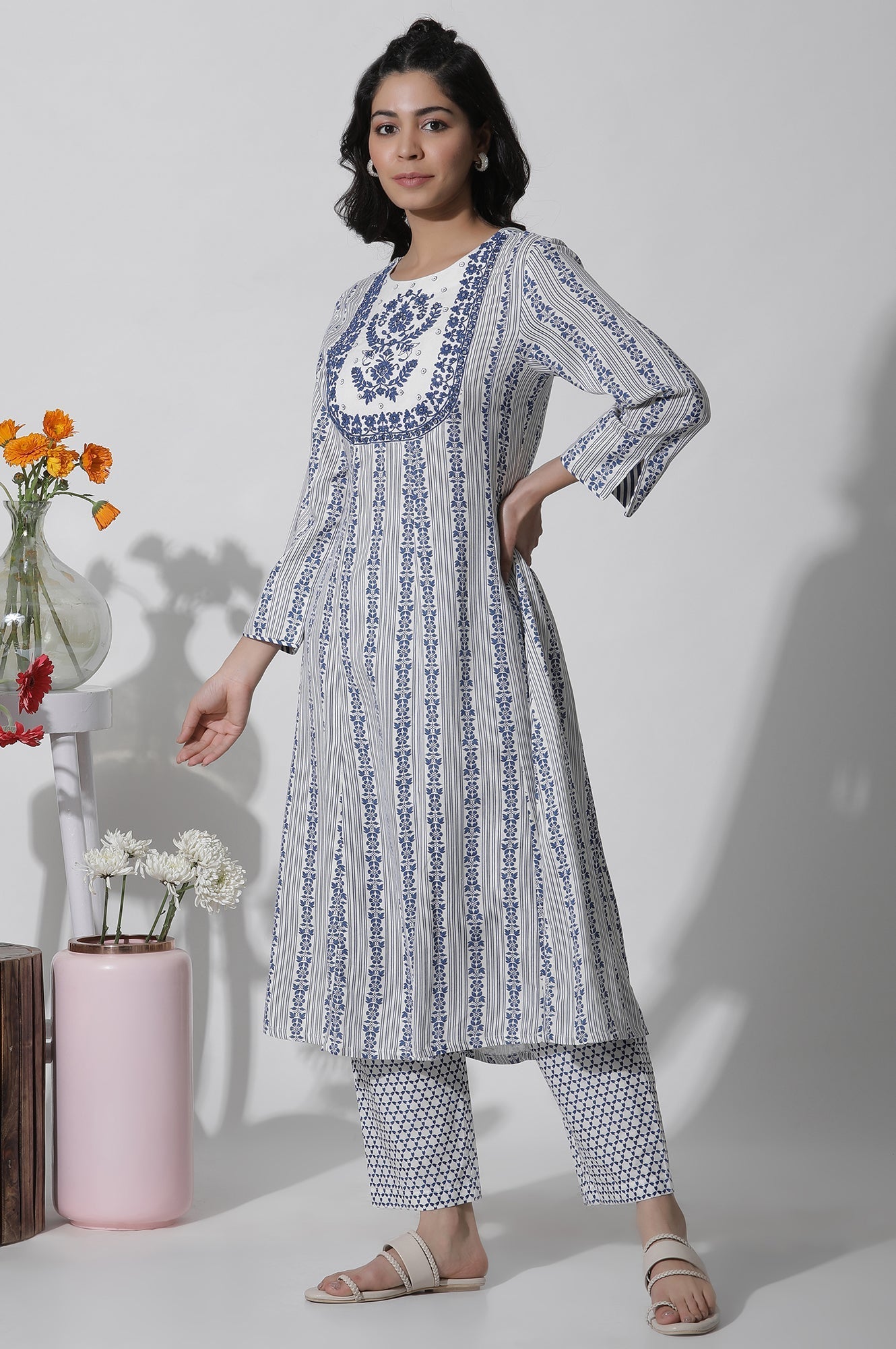 https://cdn.shopify.com/s/files/1/0722/3148/5636/files/24FEW10599-123003_3_8d526c29-65cd-49e9-bf63-e4d551b89b72.jpg?v=1760464665