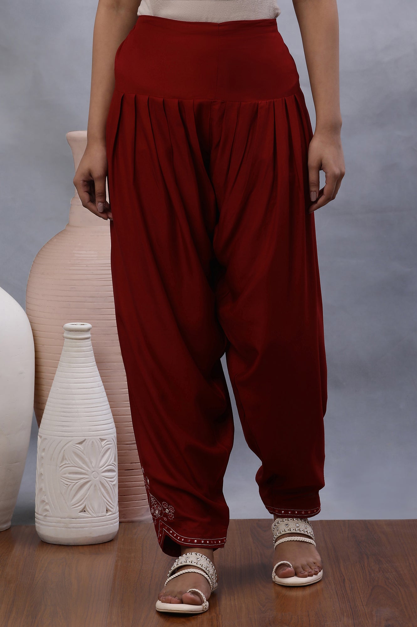 https://cdn.shopify.com/s/files/1/0722/3148/5636/files/24FEW62852-221468_1.jpg?v=1760461770