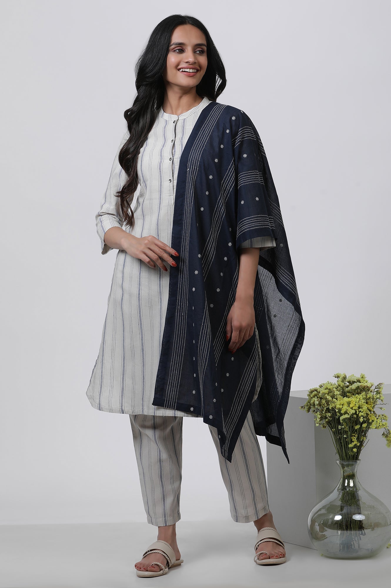 https://cdn.shopify.com/s/files/1/0722/3148/5636/files/24FEW82301-221801_1_8b4e5ab5-ebf0-497b-958c-e466260bf843.jpg?v=1772277118