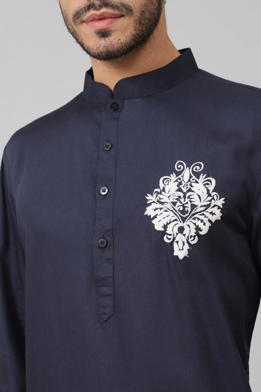 Classic Cotton Kurta With Single Motif Embroidery by Hilo Design