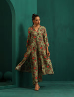 Thumbnail for trueBrowns Green Floral Muslin Silk Printed Front Slit Kurta Pant Set - Distacart
