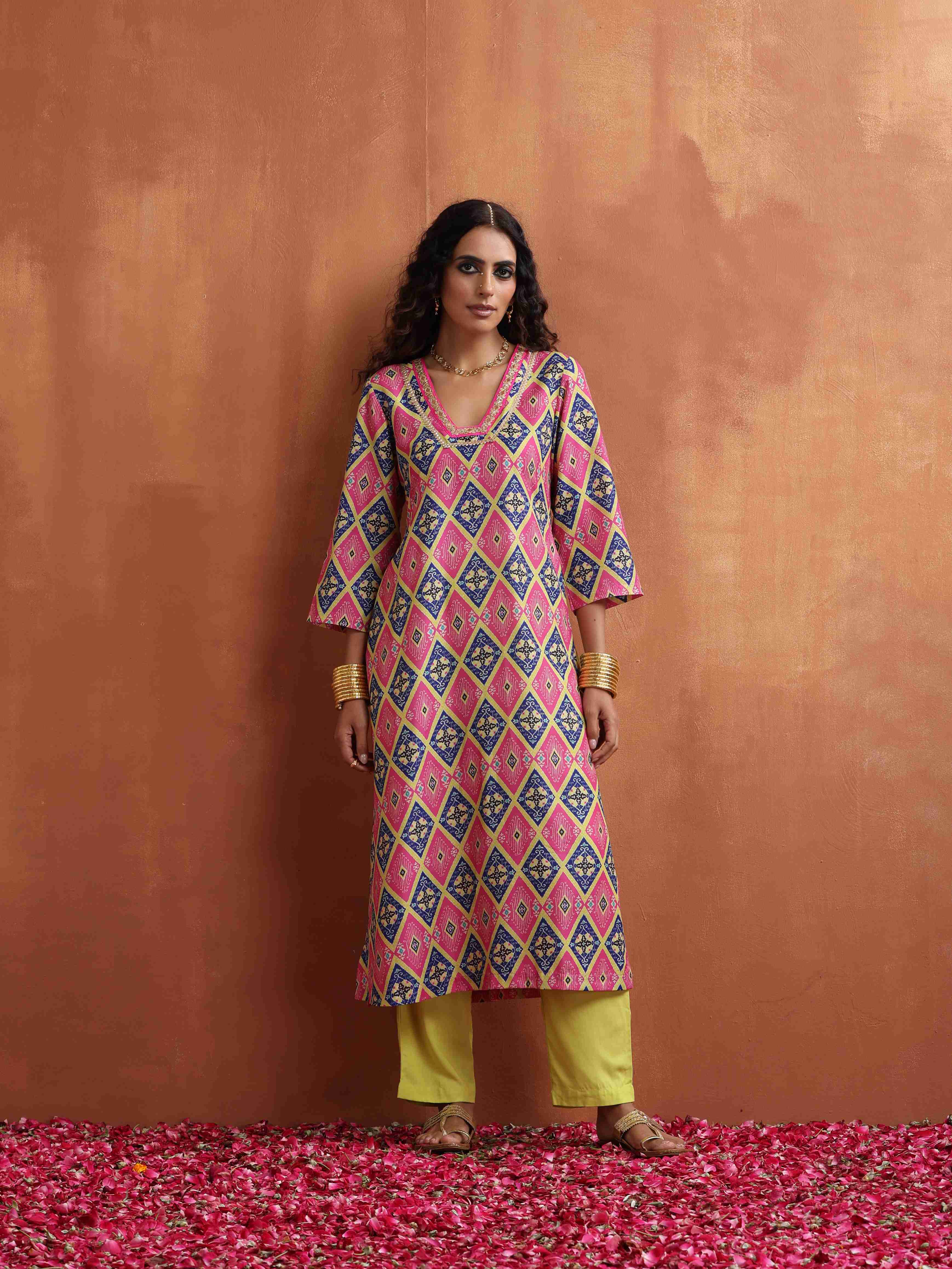 trueBrowns Pink Print High Slit Kurta Set - Distacart