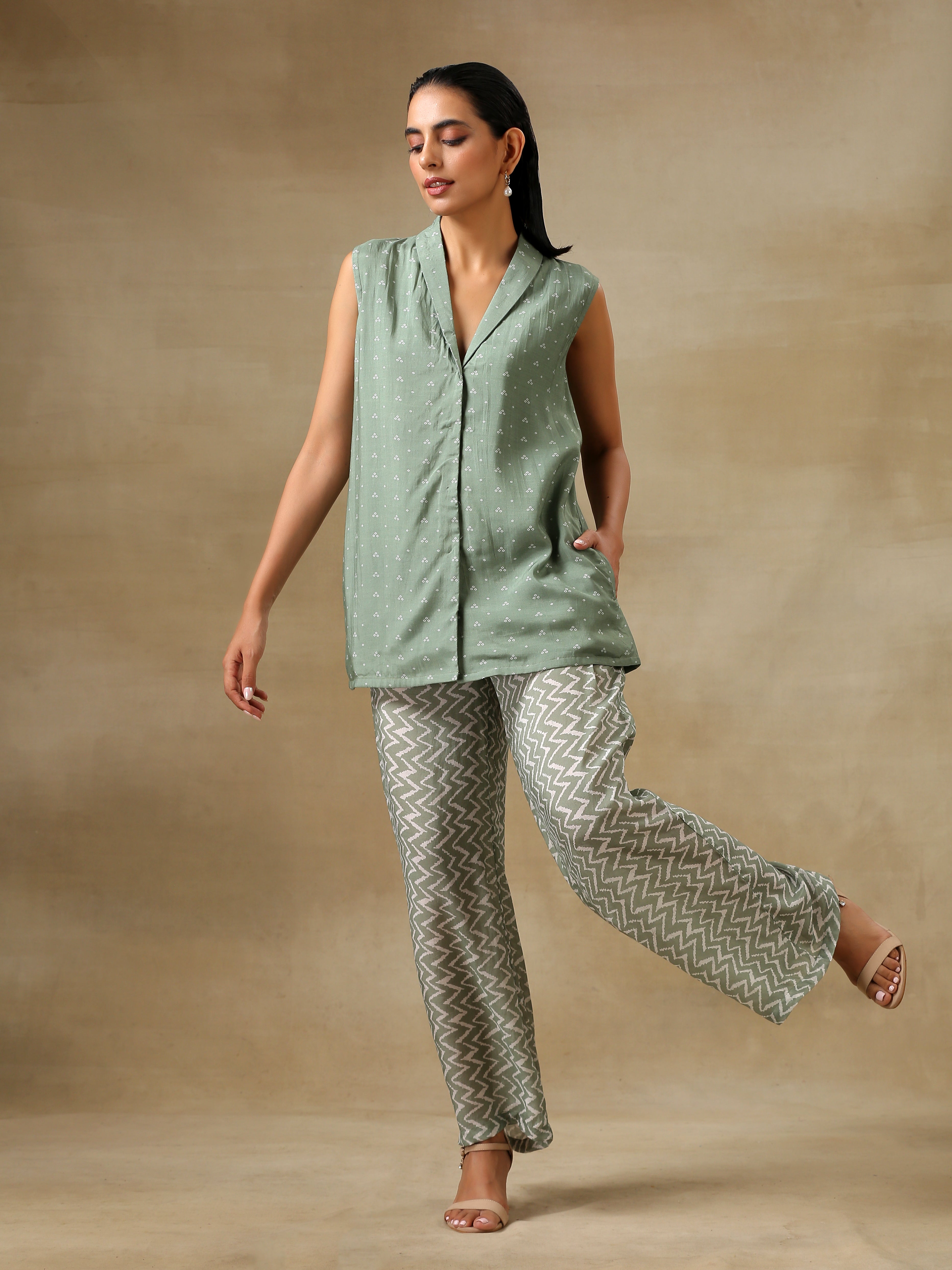 trueBrowns Light Green Bandhani Printed Silk Sleevesless Jacket Pant Set - Distacart