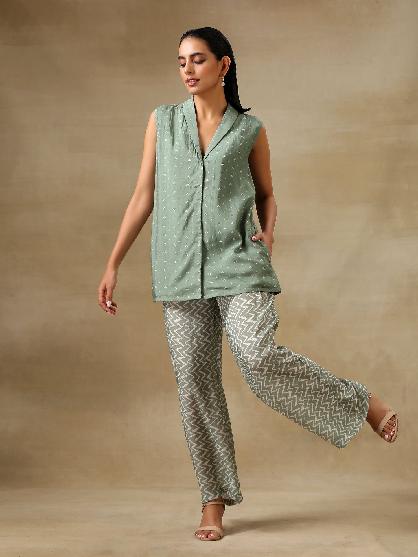 trueBrowns Light Green Bandhani Printed Silk Sleevesless Jacket Pant Set - Distacart
