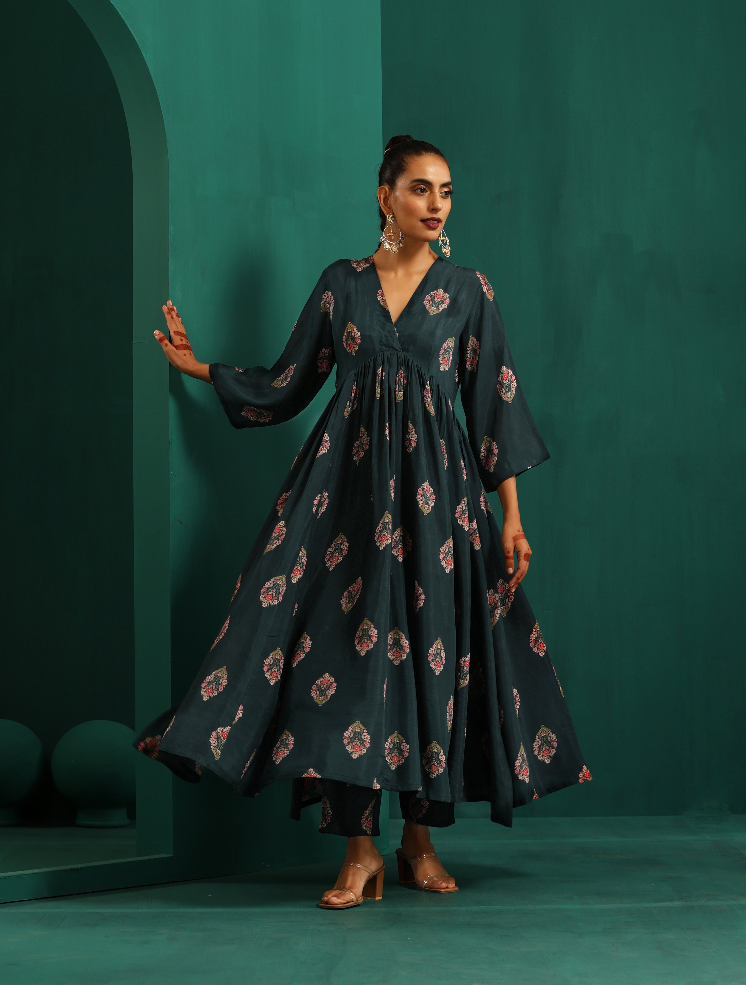 trueBrowns Deep Blue Floral Bunch Muslin Silk Printed V-Neck Waist Gathered Kurta Pant Set - Distacart