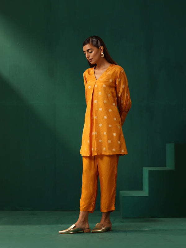 trueBrowns Mustard Geometric Floral Viscose Silk Front Pleat Co-ord Set - Distacart