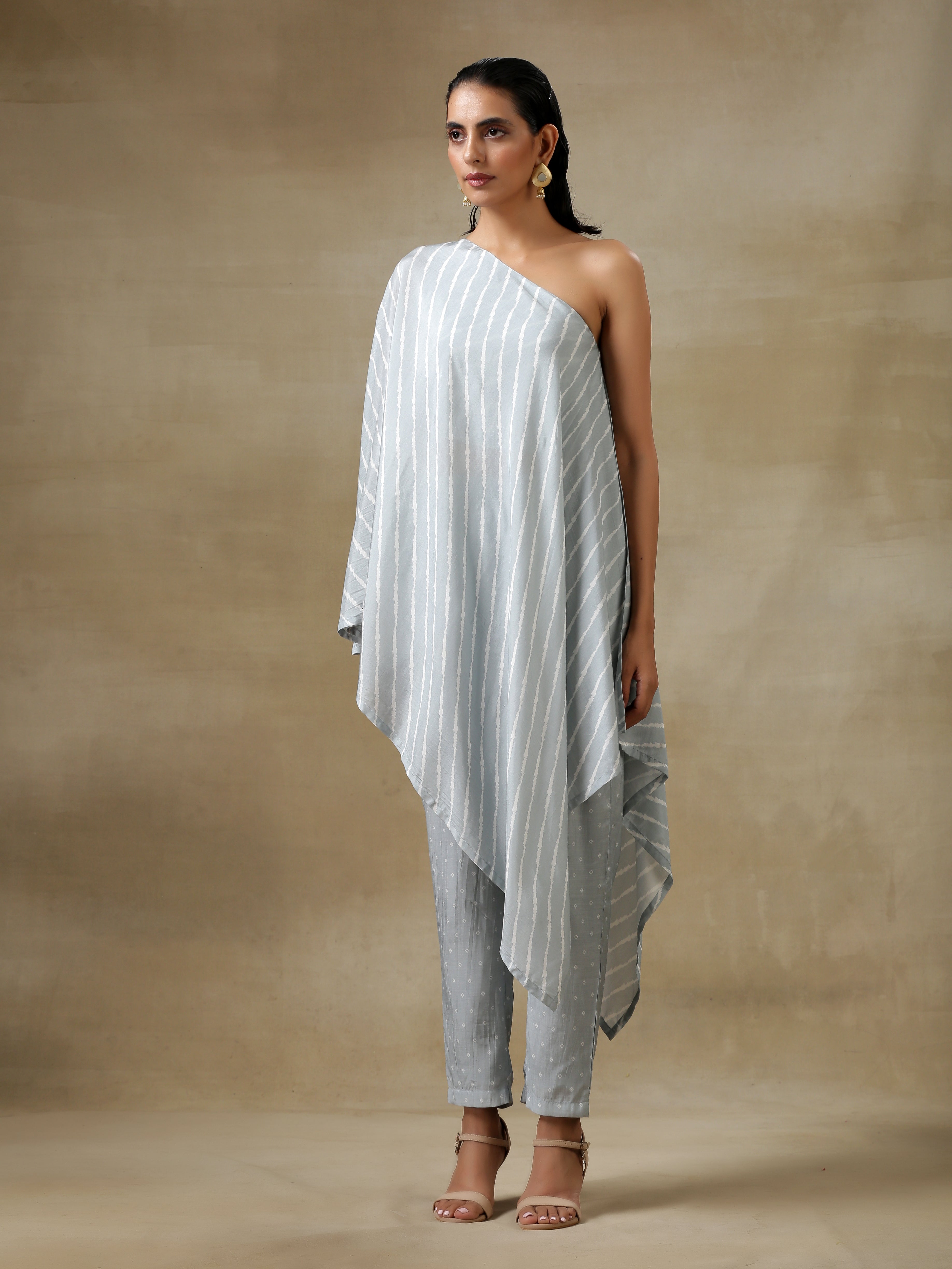 trueBrowns Grey Bandhani Printed Silk One-Shoulder Kurta Pant Set - Distacart
