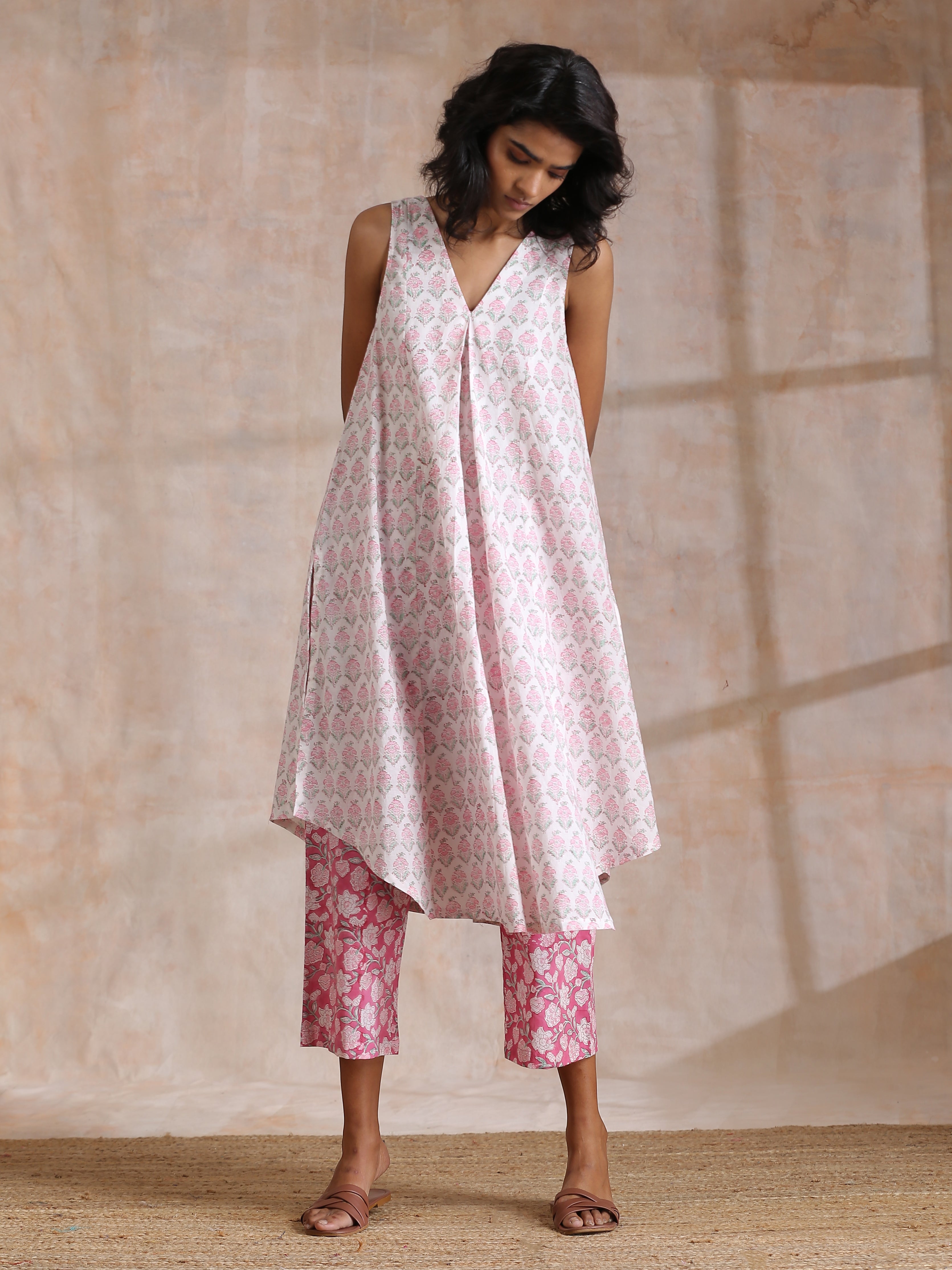 trueBrowns Pink Green Floral On White Block Print Cotton Sleeveless Flared Kurta Pant Set - Distacart