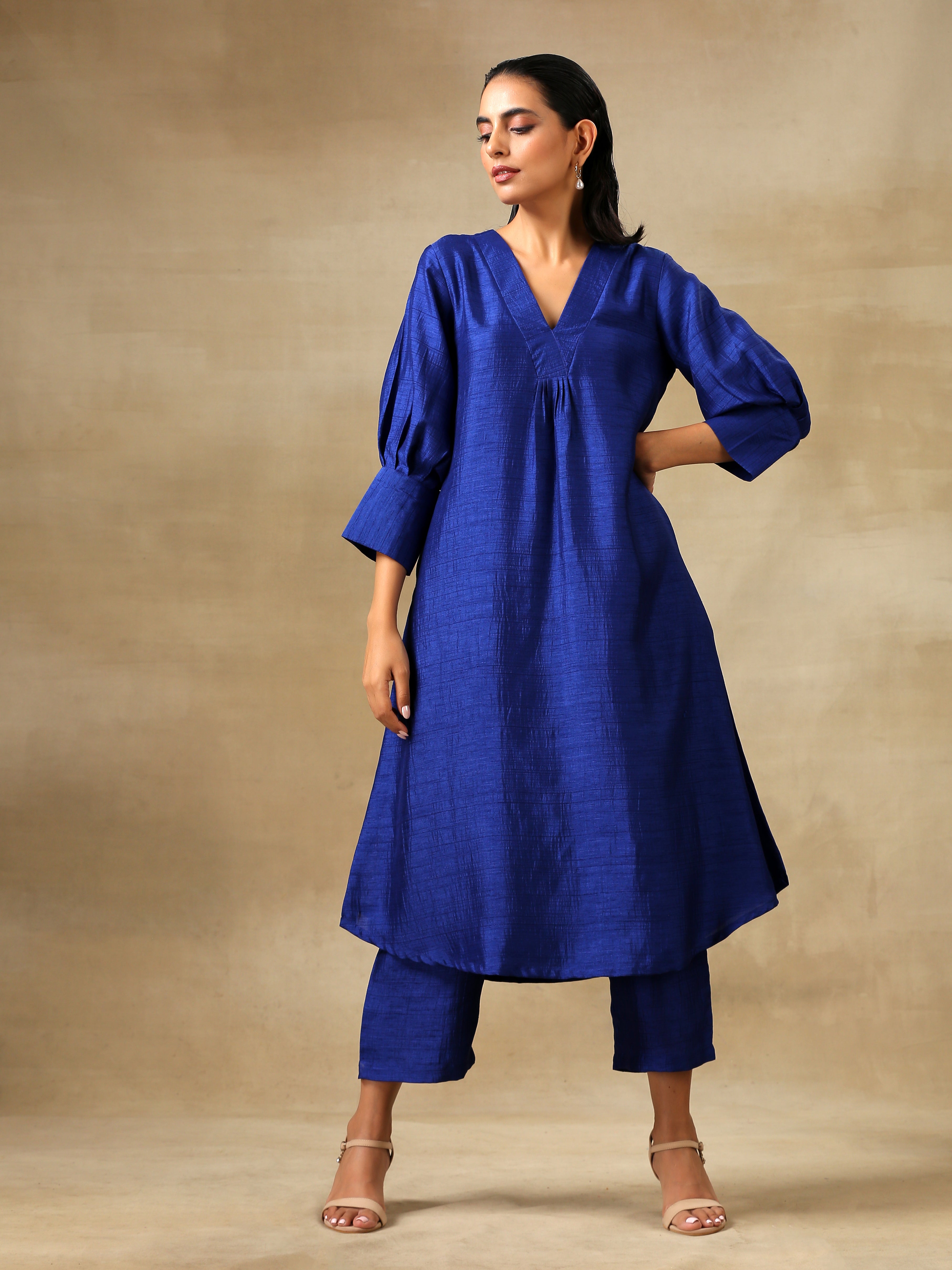 trueBrowns Blue Textured Silk Puff Sleeve Kurta Pant Set - Distacart