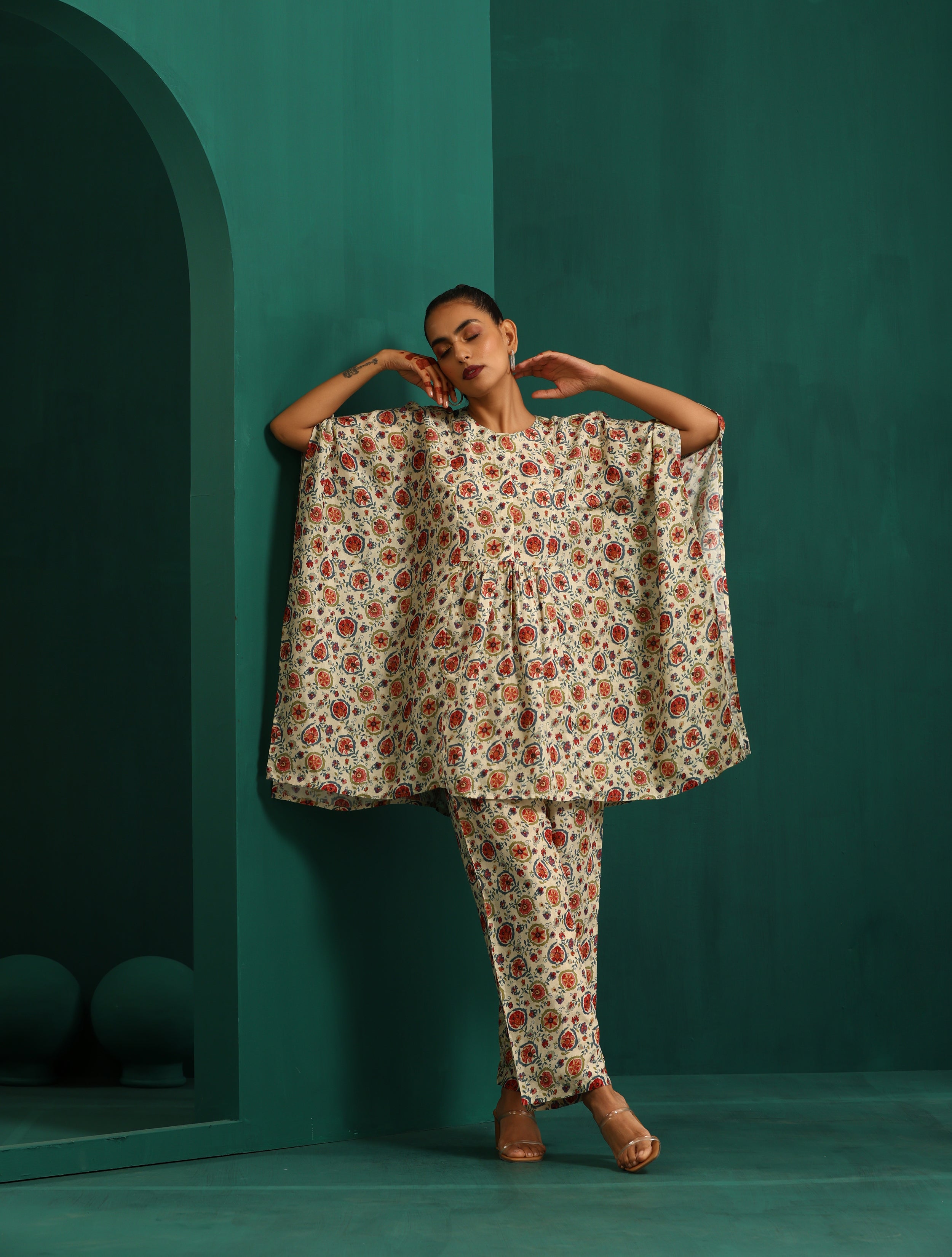 trueBrowns Off white Floral Bunch Muslin Silk Printed Kaftan Gathered Co-ord Set - Distacart