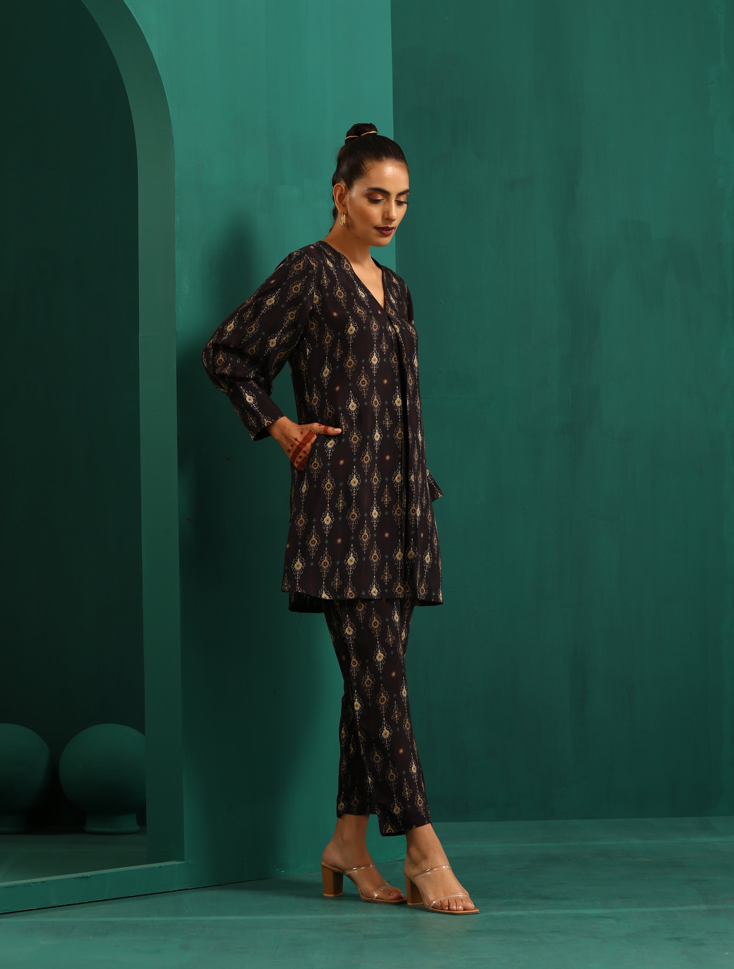 trueBrowns Black Tonal Ikat Muslin Silk Printed V-Neck Front Pleat Co-ord Set - Distacart