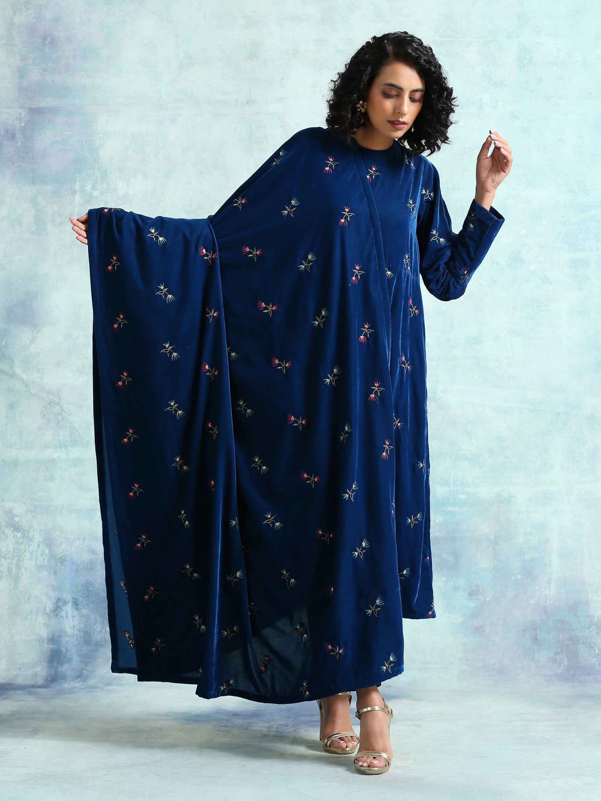 trueBrowns Blue Embroidered Velvet Shawl - Distacart