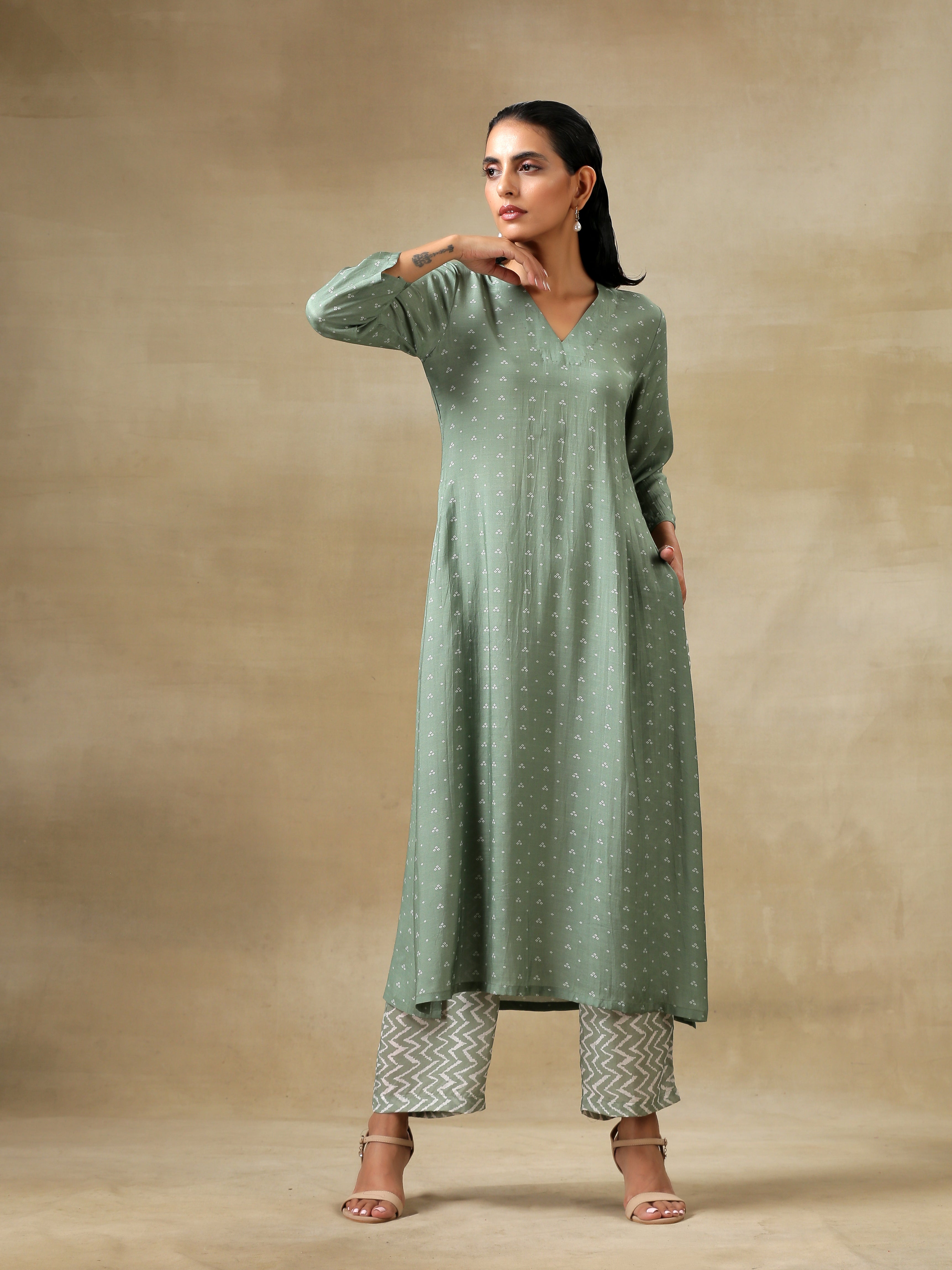 trueBrowns Light Green Bandhani Printed Silk High Slit Kurta Pant Set - Distacart