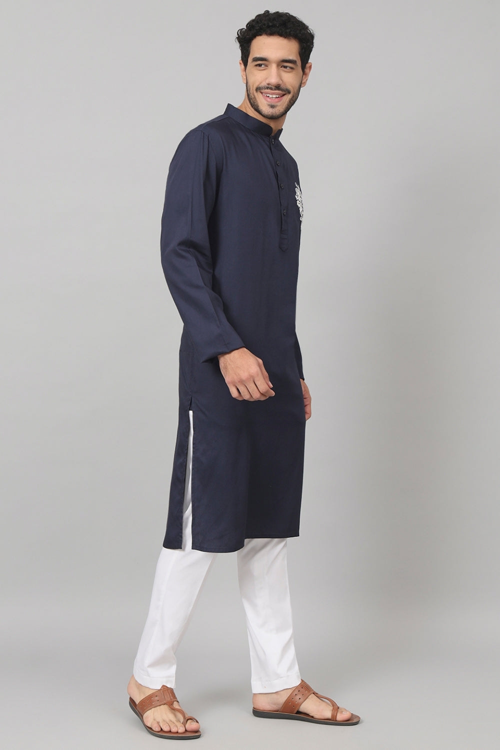 Classic Cotton Kurta With Single Motif Embroidery by Hilo Design