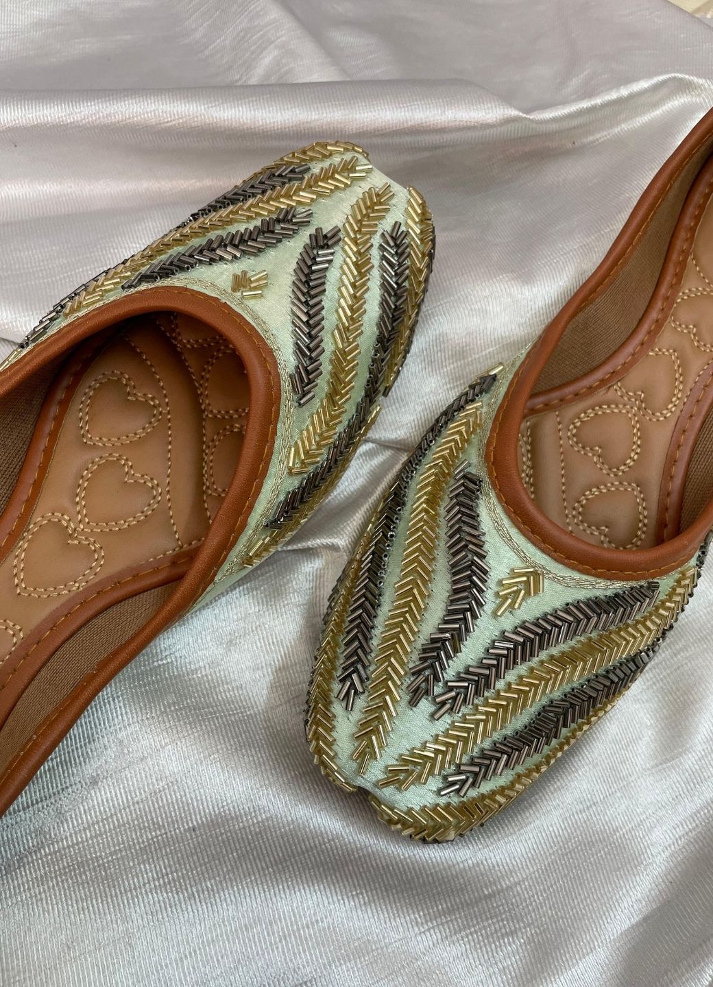 Desi Colour Women Indian Ethnic Footwear-Gold Lines - Distacart