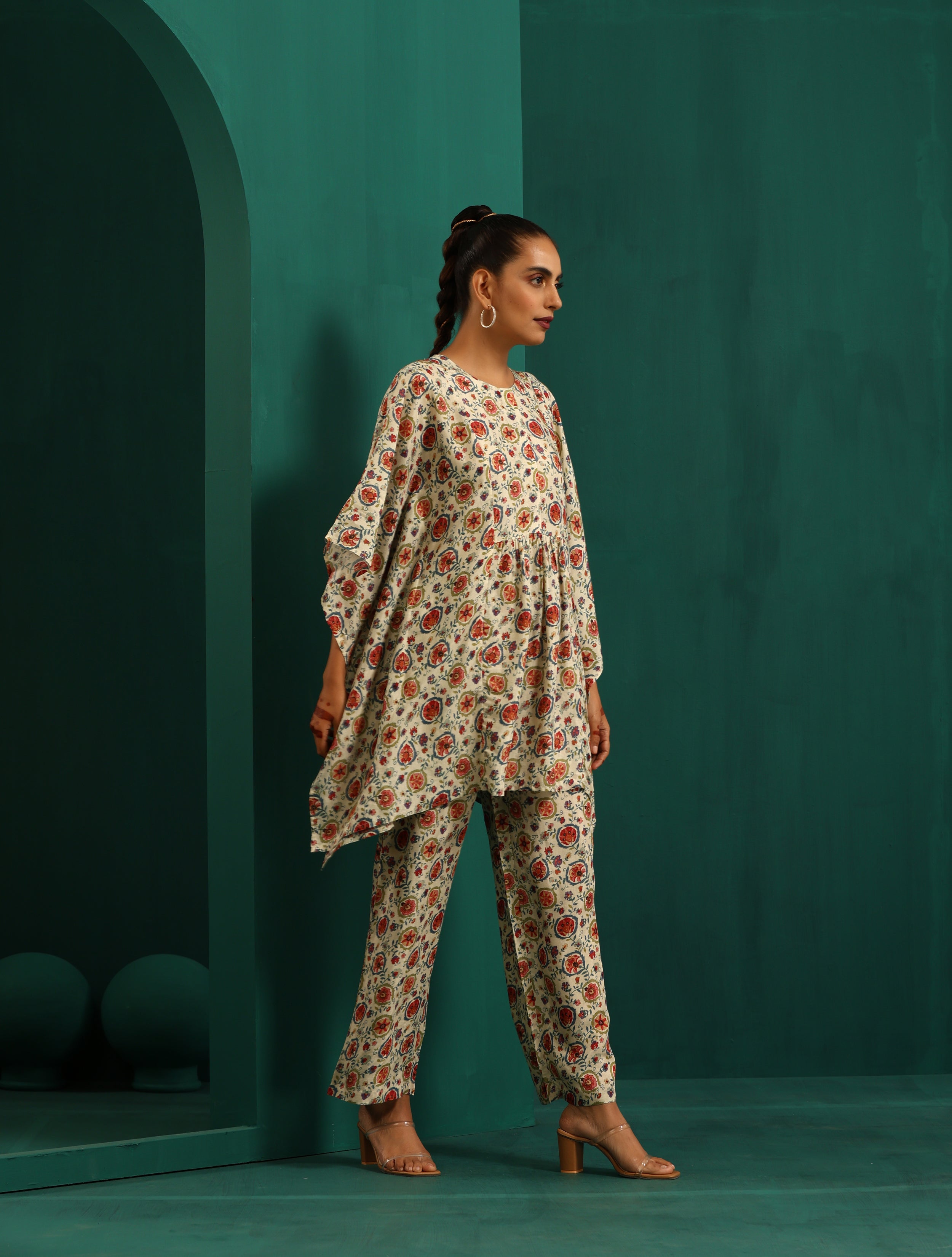 trueBrowns Off white Floral Bunch Muslin Silk Printed Kaftan Gathered Co-ord Set - Distacart