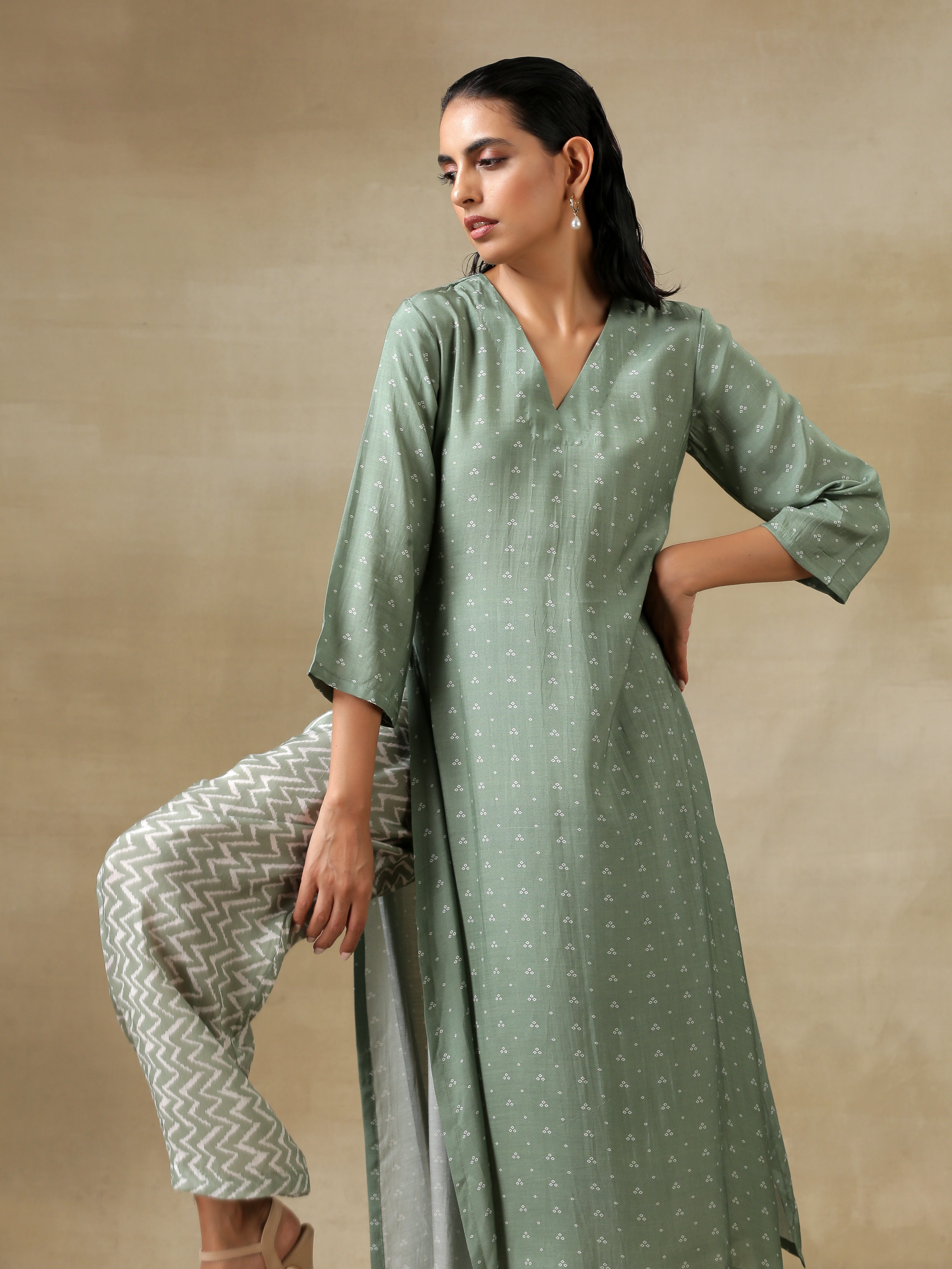 trueBrowns Light Green Bandhani Printed Silk High Slit Kurta Pant Set - Distacart