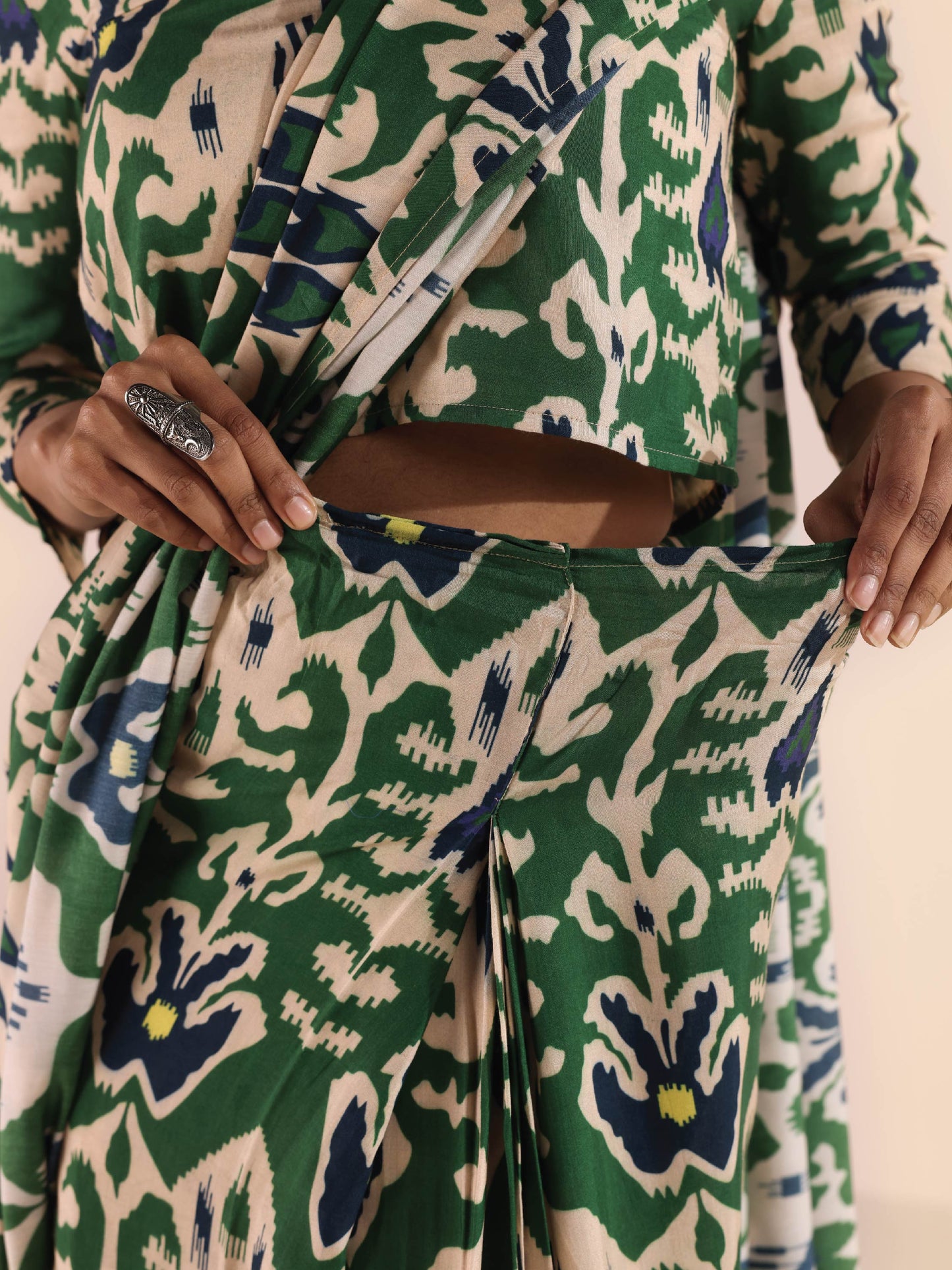 trueBrowns Green Muslin Ikat Saree - Distacart